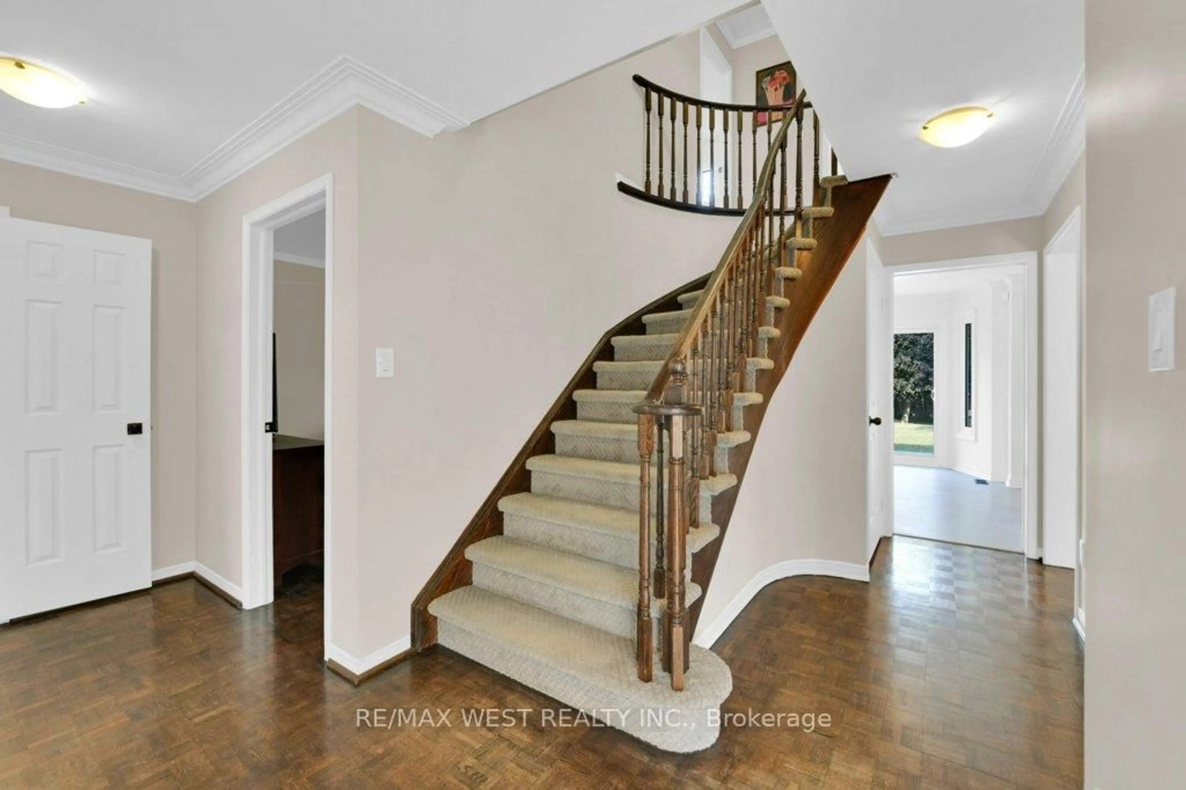 Stairs for 1 Langford St, Richmond Hill Ontario L4C 8E8