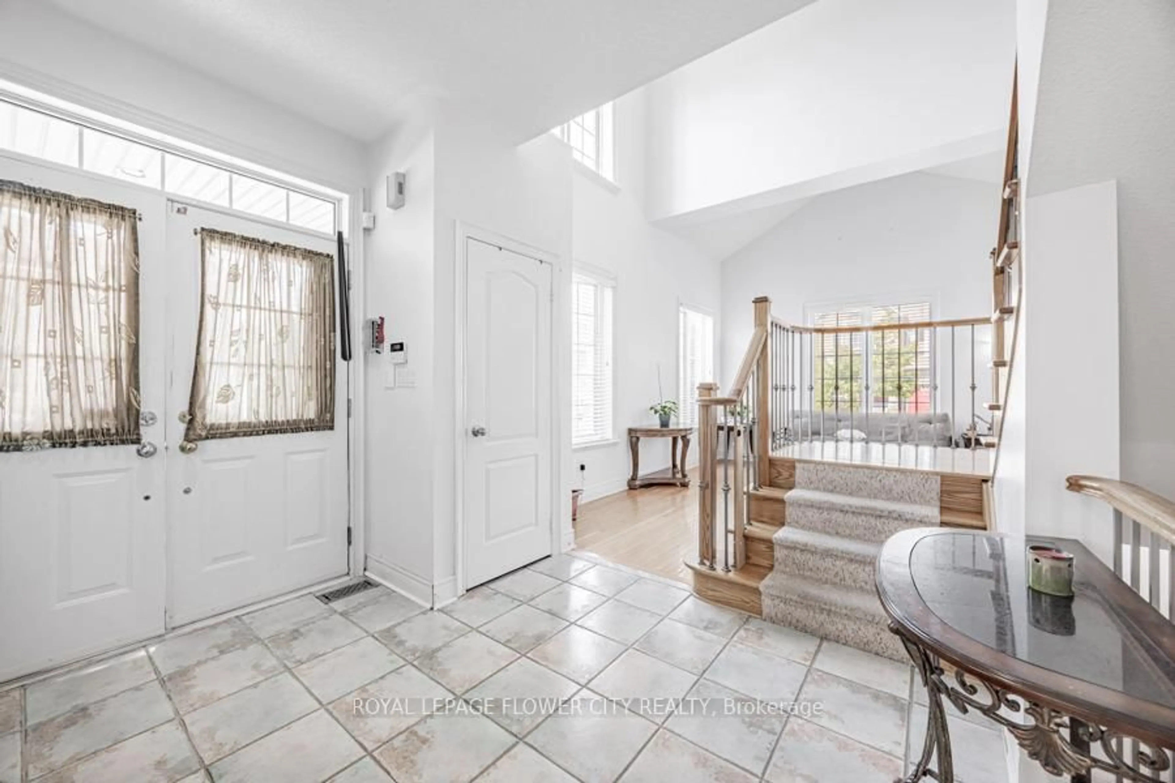 Indoor entryway for 73 Hollywood Hill Circ, Vaughan Ontario L4H 2P4