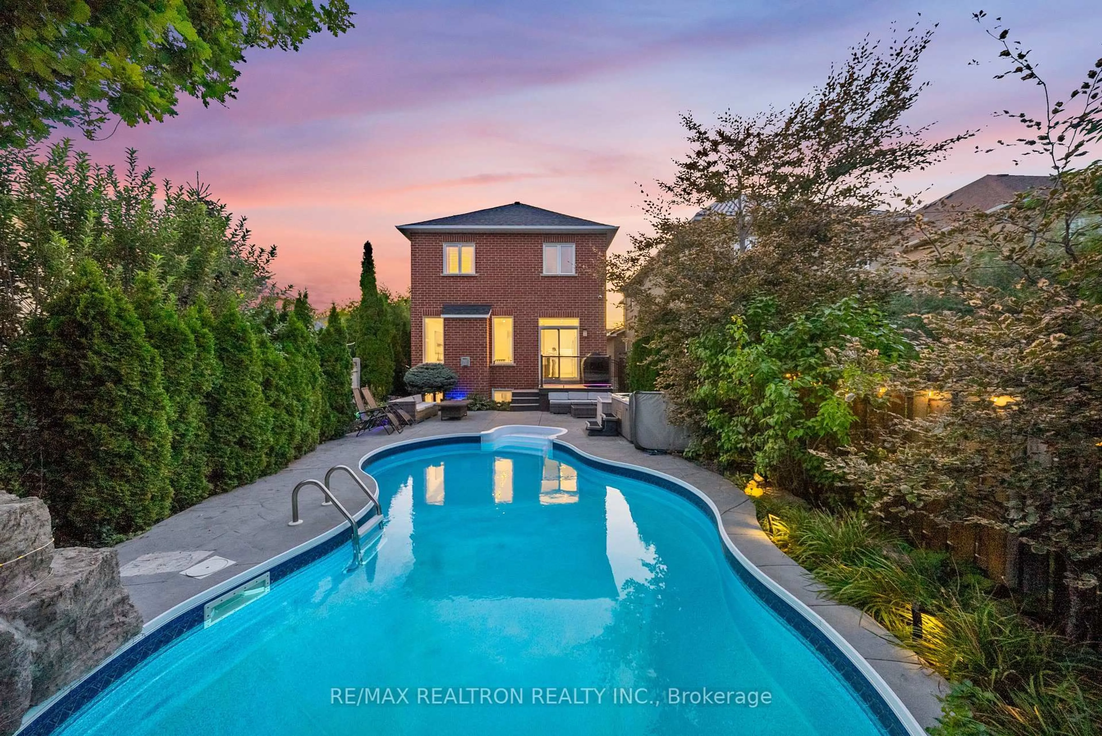 Pool for 565 Thornhill Woods Dr, Vaughan Ontario L4J 8Z8