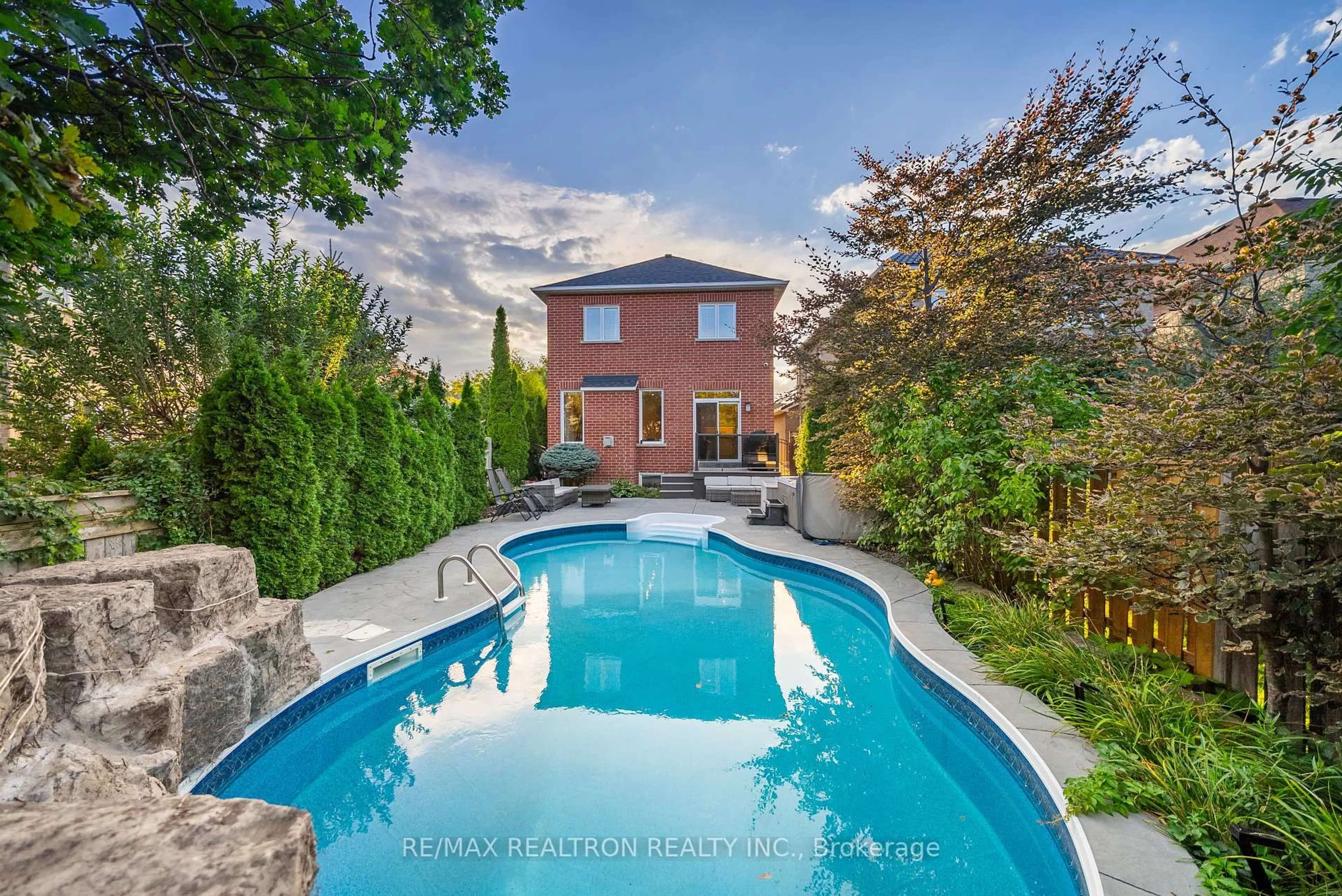 Pool for 565 Thornhill Woods Dr, Vaughan Ontario L4J 8Z8