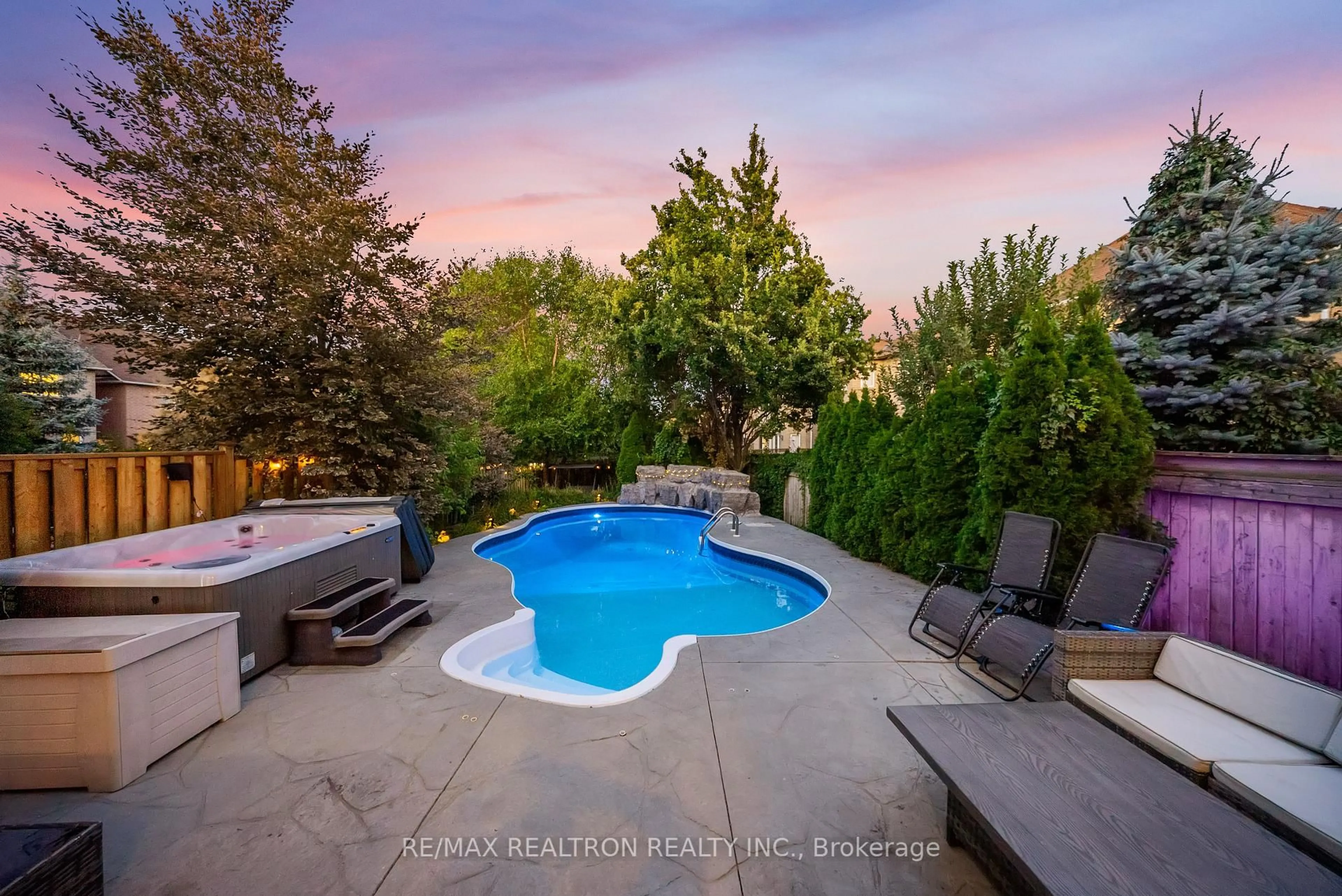 Pool for 565 Thornhill Woods Dr, Vaughan Ontario L4J 8Z8