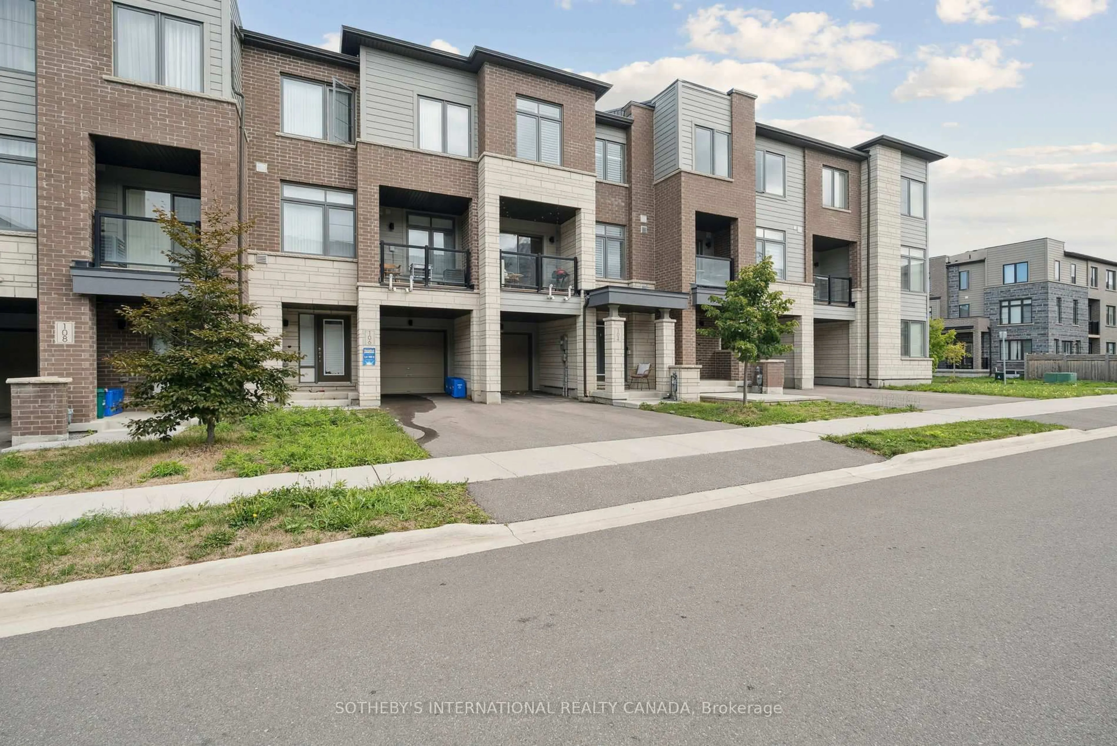 A pic from outside/outdoor area/front of a property/back of a property/a pic from drone, street for 104 Bravo Lane, Newmarket Ontario L3X 0K8