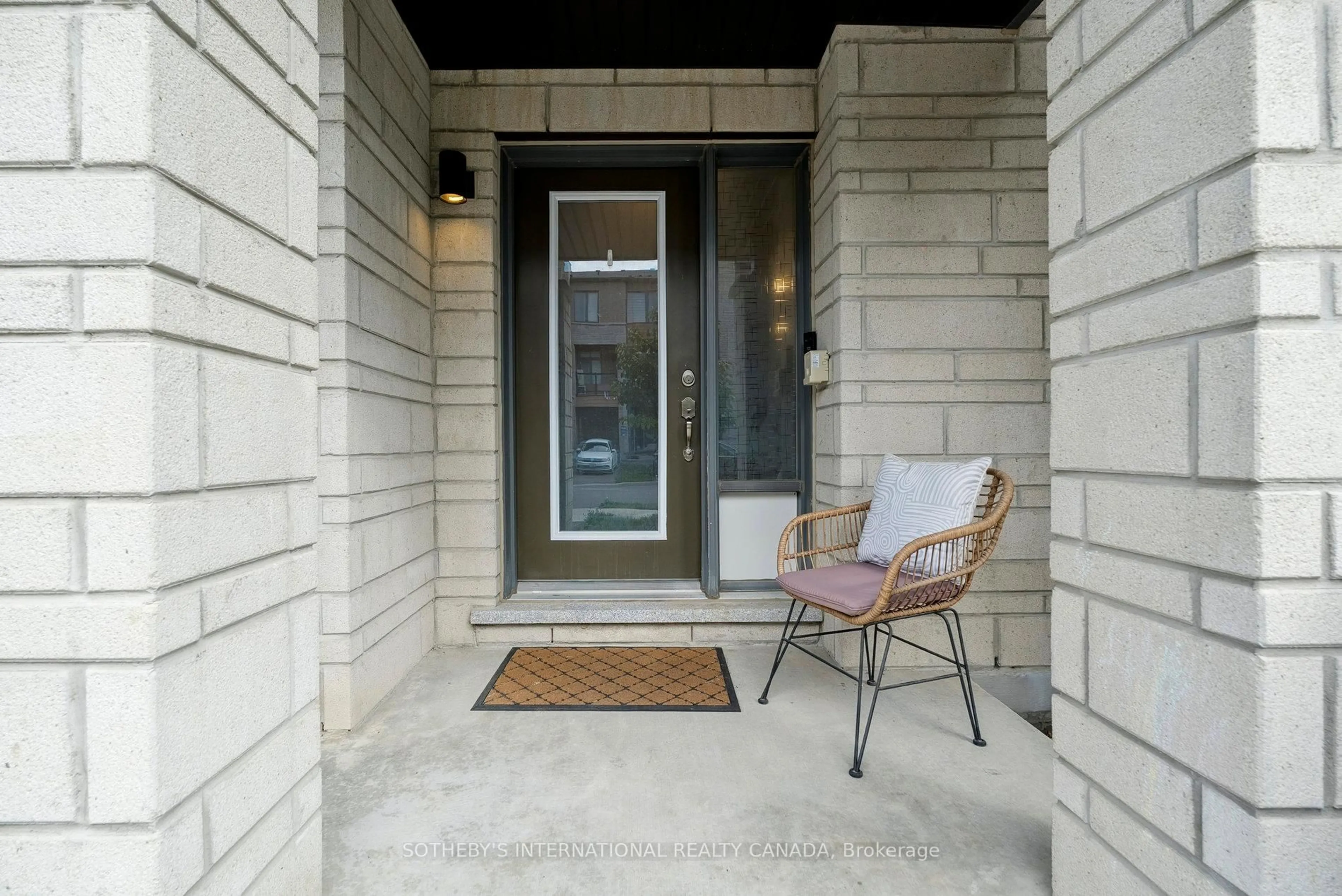 Indoor entryway for 104 Bravo Lane, Newmarket Ontario L3X 0K8