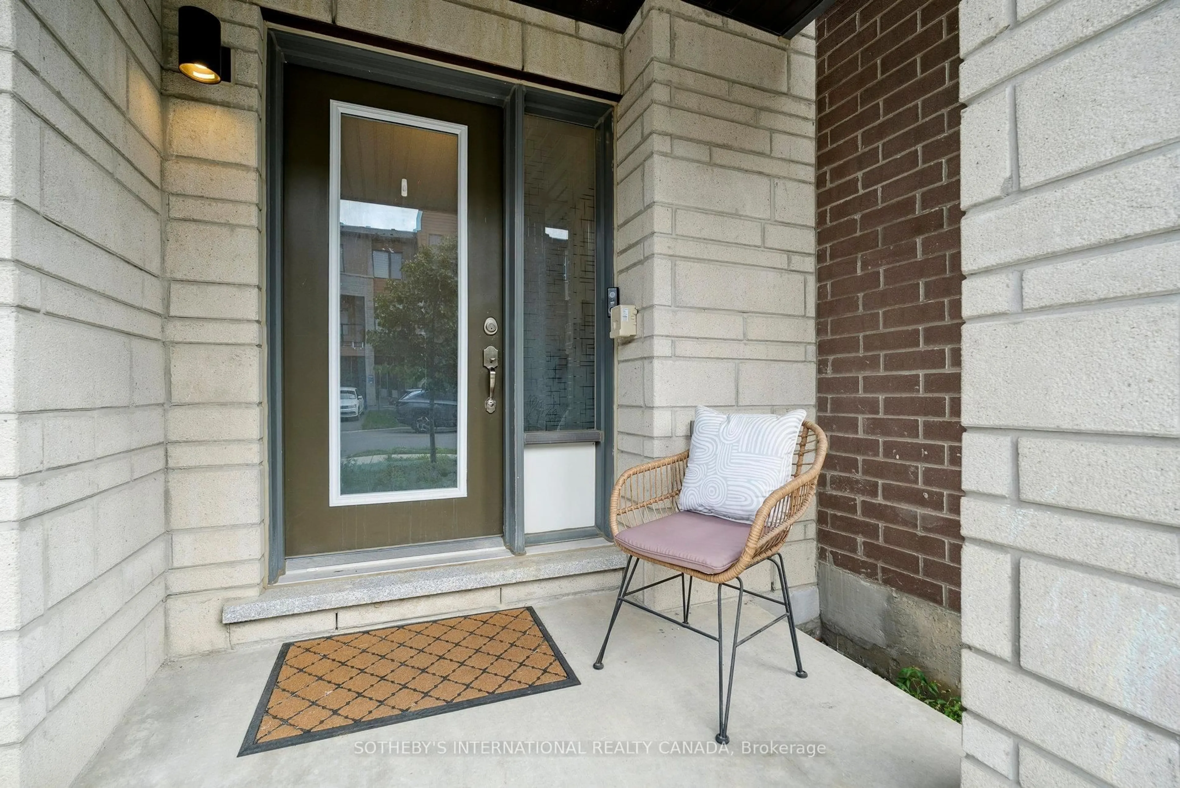 Indoor entryway for 104 Bravo Lane, Newmarket Ontario L3X 0K8