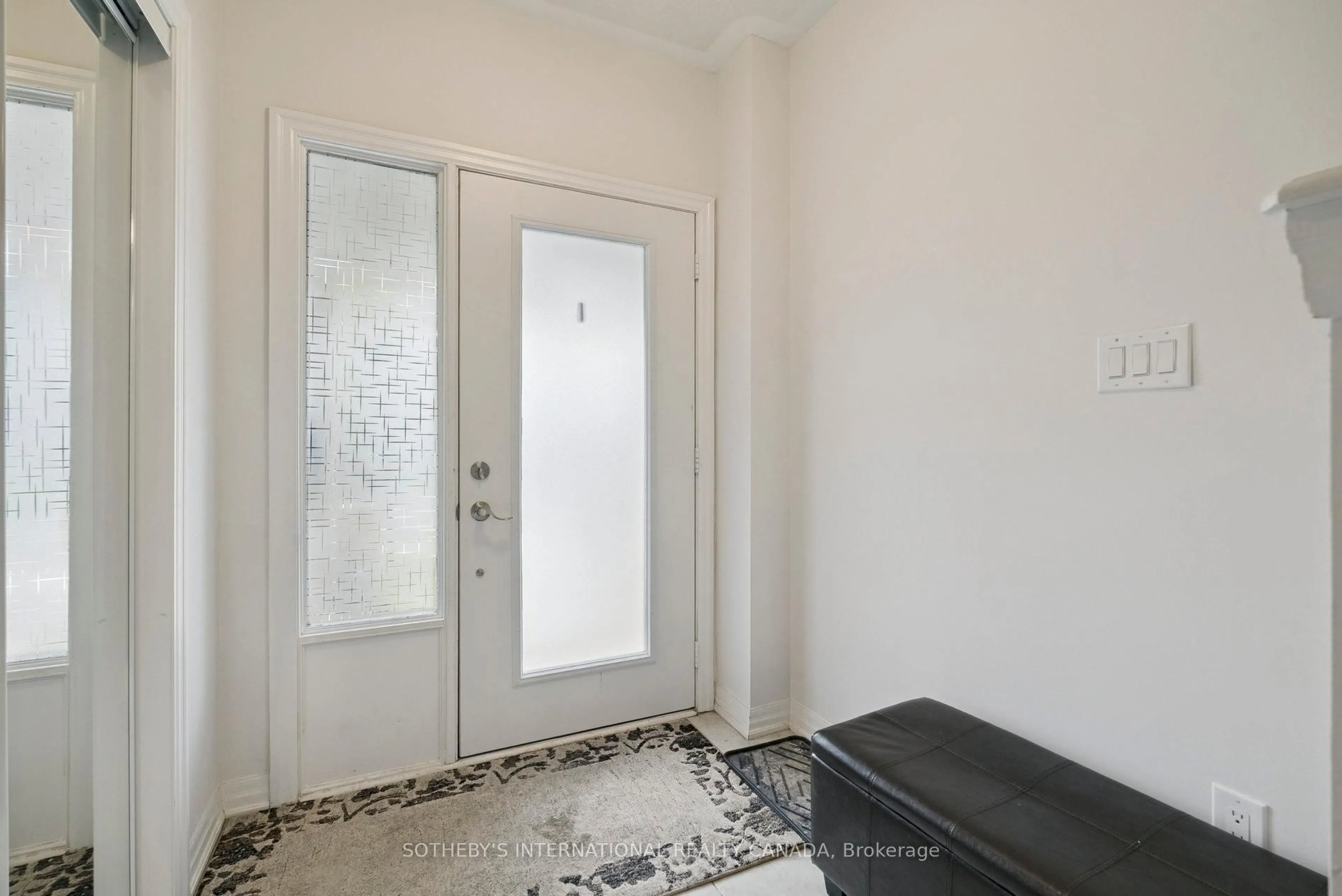 Indoor entryway for 104 Bravo Lane, Newmarket Ontario L3X 0K8