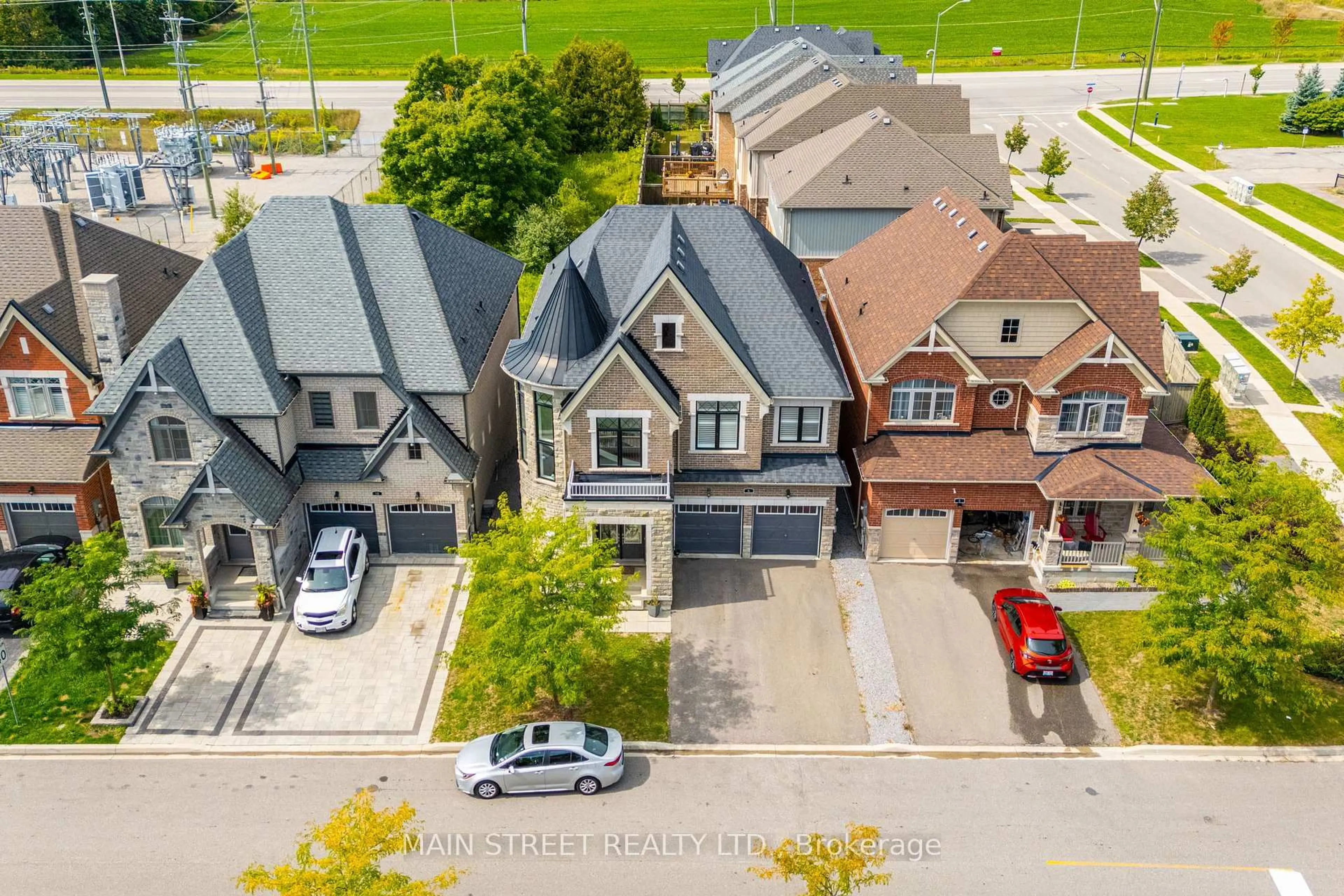 A pic from outside/outdoor area/front of a property/back of a property/a pic from drone, street for 6 Leaden Hall Dr, East Gwillimbury Ontario L0G 1R0