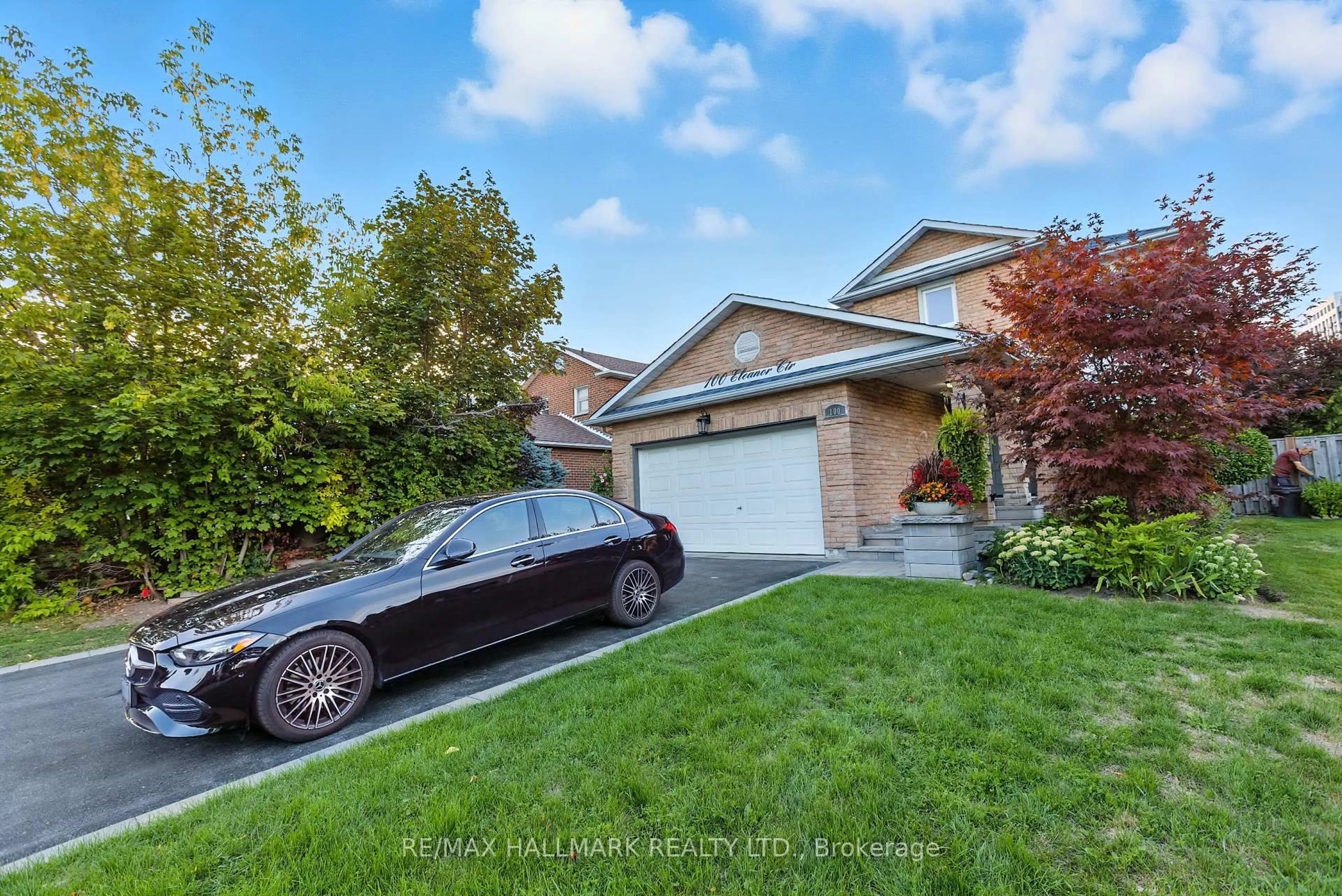 A pic from outside/outdoor area/front of a property/back of a property/a pic from drone, street for 100 Eleanor Circ, Richmond Hill Ontario L4C 6K7