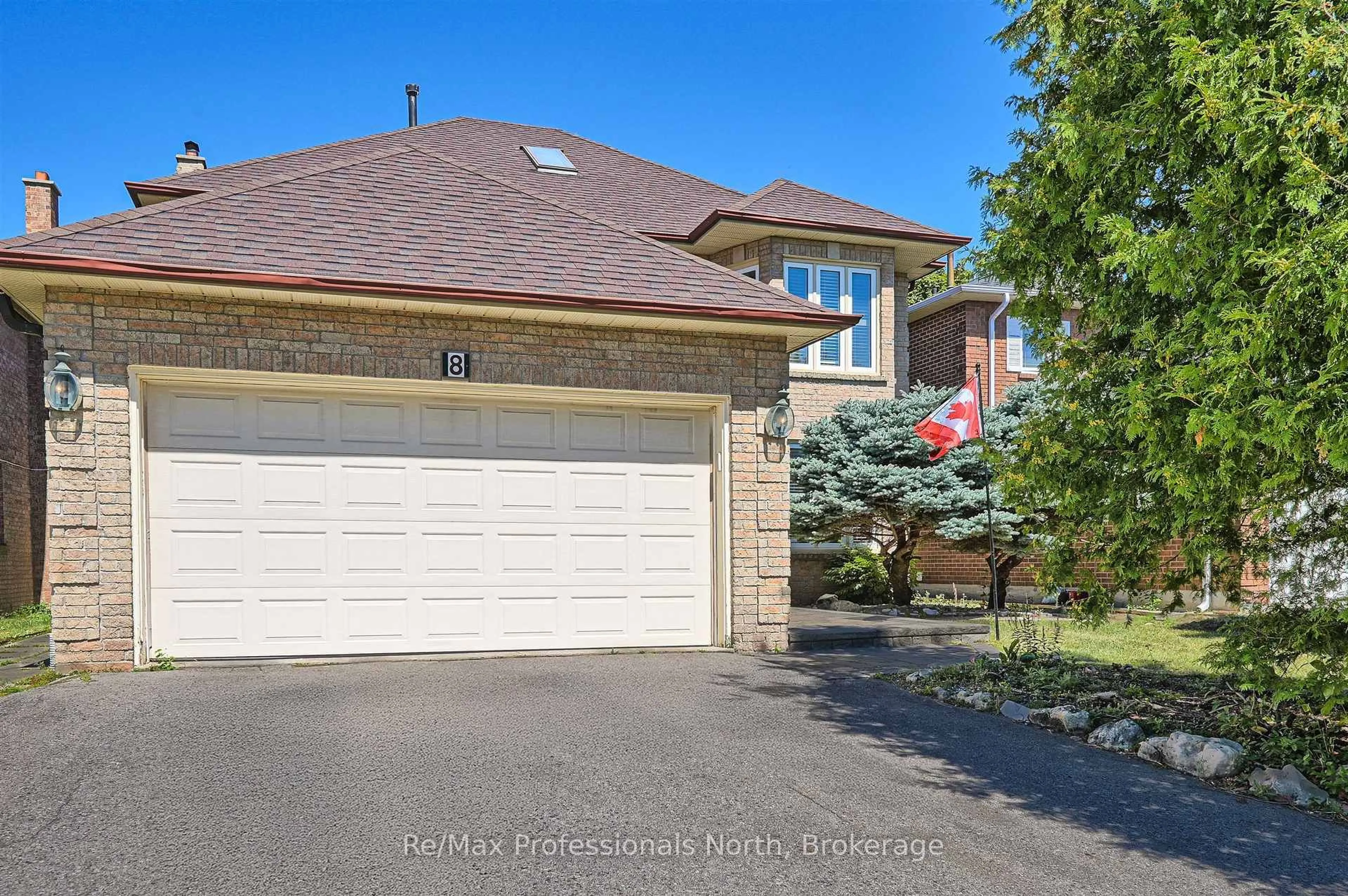 A pic from outside/outdoor area/front of a property/back of a property/a pic from drone, street for 8 Elmsley Dr, Richmond Hill Ontario L4C 8N1