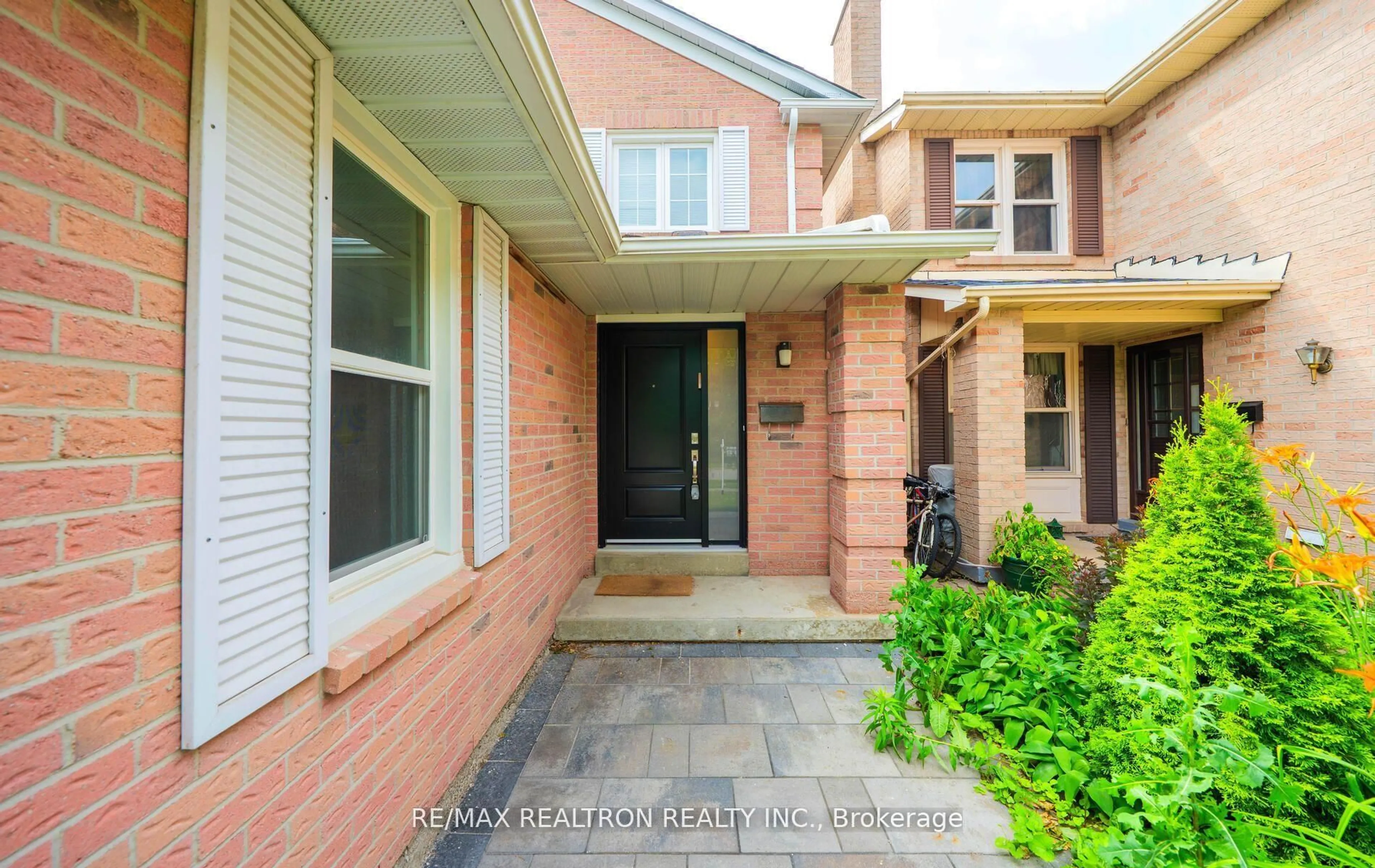 Home with brick exterior material, street for 100 Gilmore Cres, Vaughan Ontario L4J 3A1