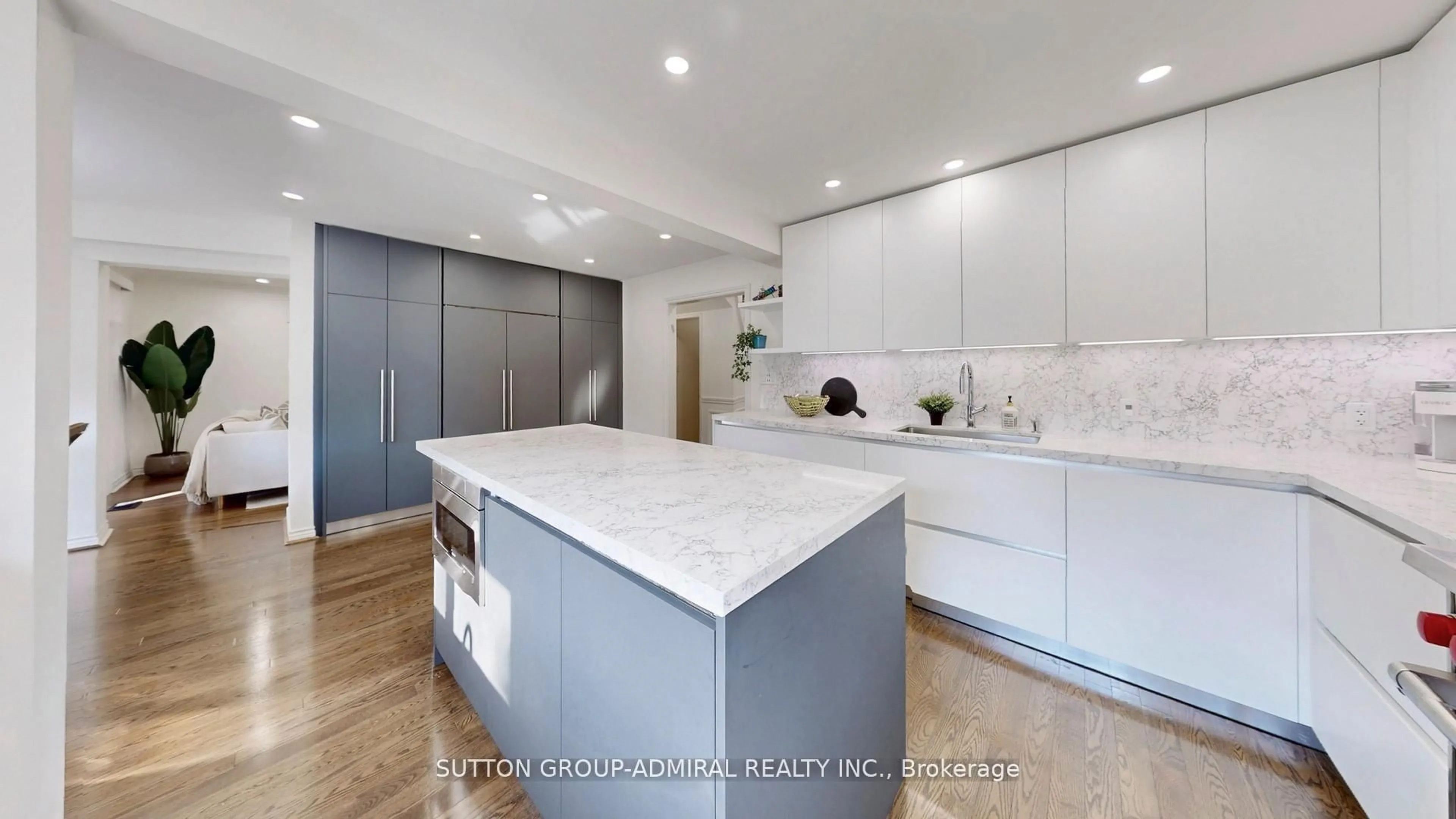 Contemporary kitchen, ceramic/tile floor for 122 Edmund Seager Dr, Vaughan Ontario L4J 4S7