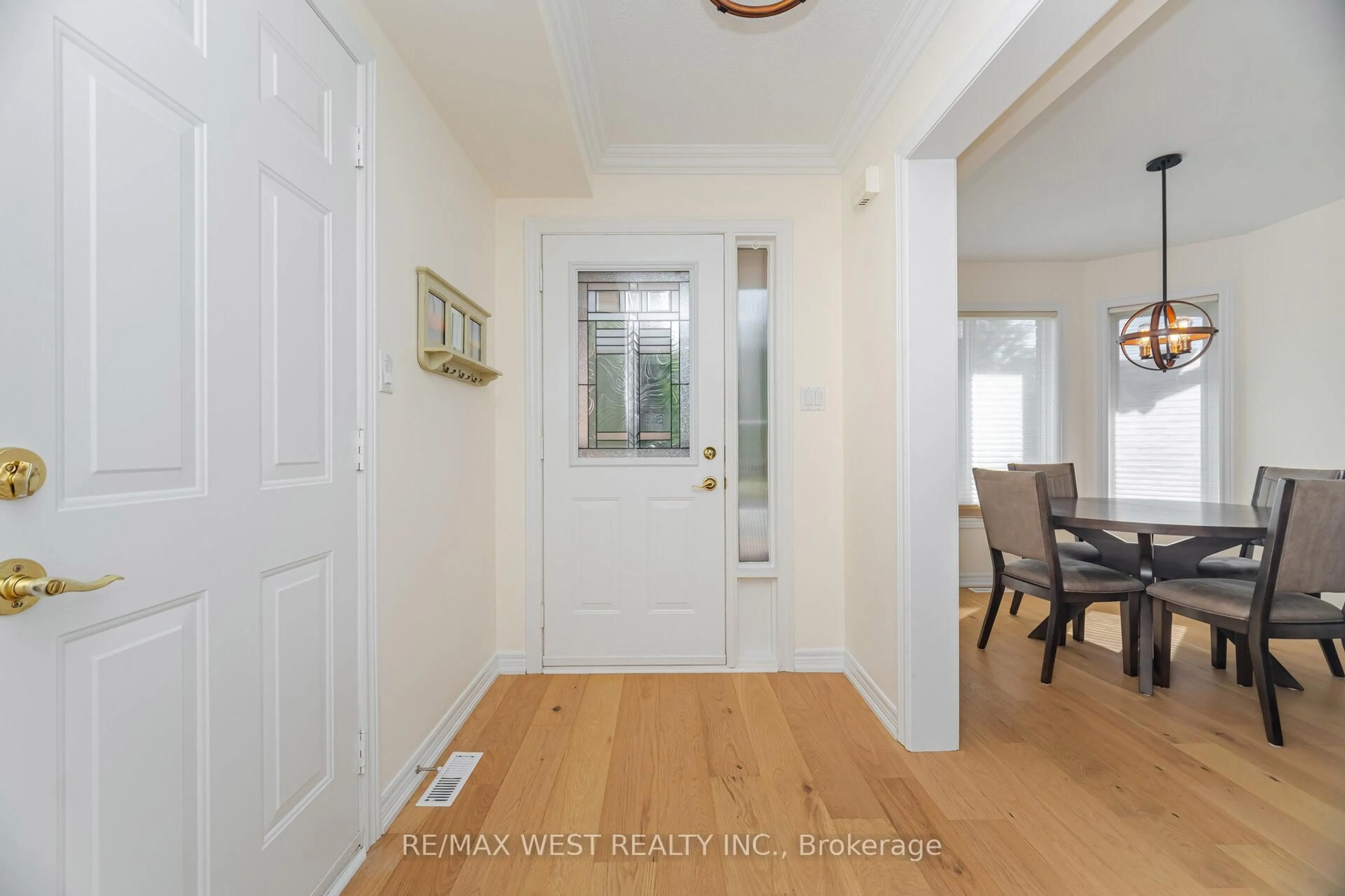 Indoor entryway for 8 Via Amici, New Tecumseth Ontario L9R 2B4