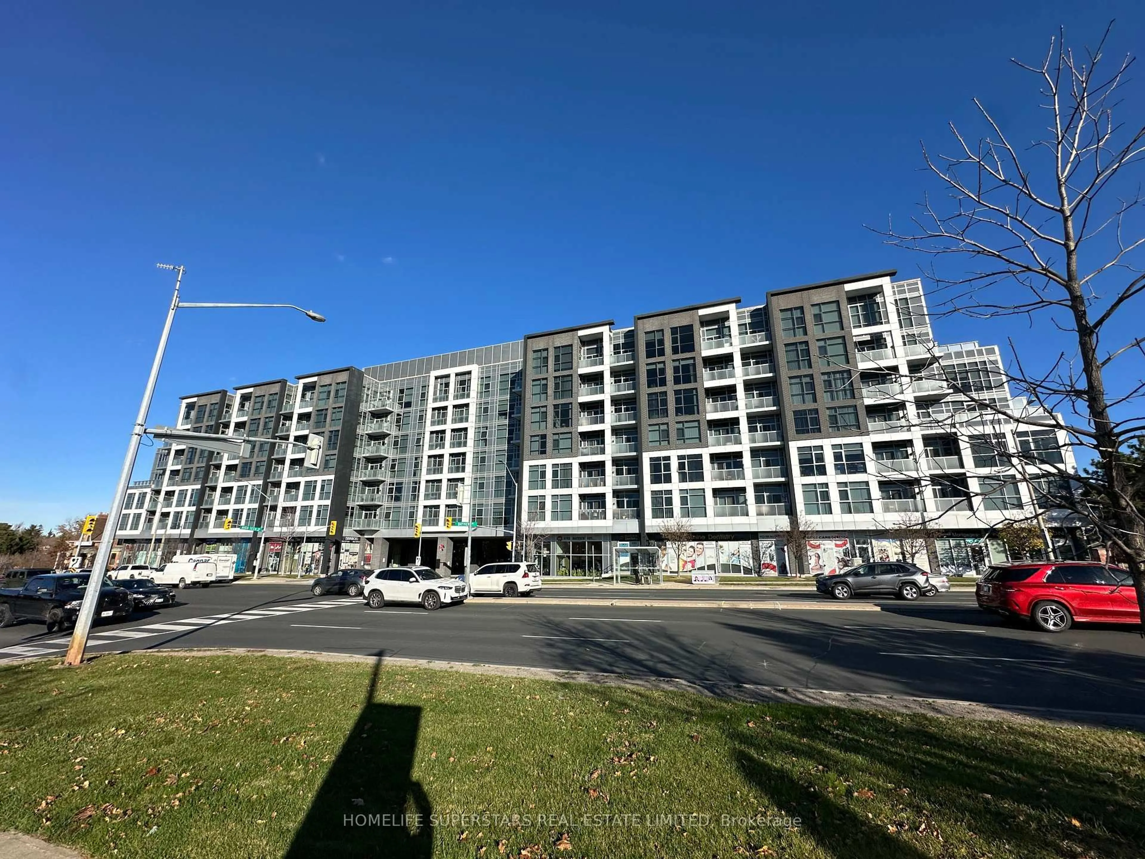 A pic from outside/outdoor area/front of a property/back of a property/a pic from drone, building for 8763 Bayview Ave #309, Richmond Hill Ontario L4B 3V1