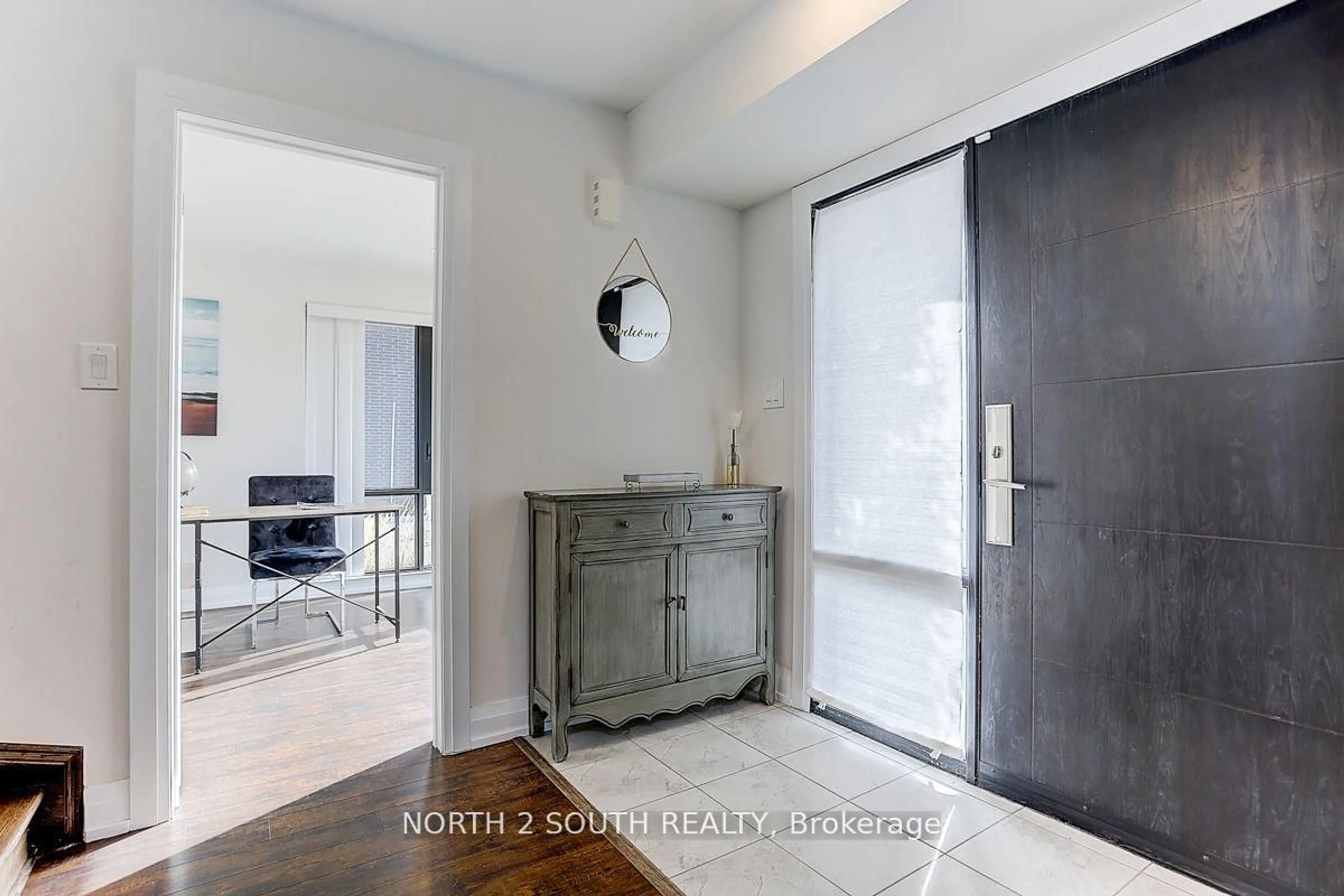 Indoor entryway for 6 Hostel Lane, Richmond Hill Ontario L4C 3X3