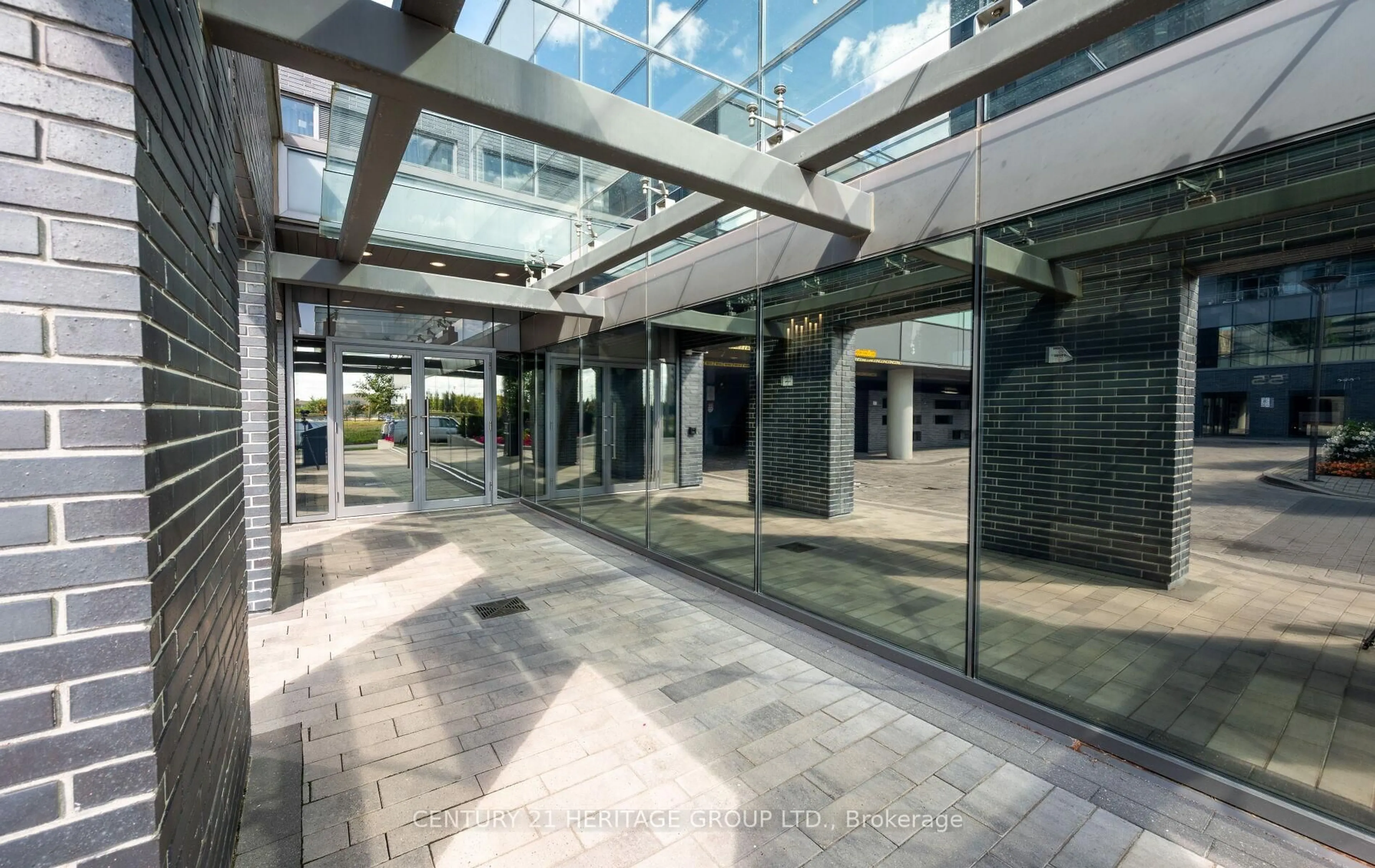 Indoor foyer for 65 Oneida Cres #406, Richmond Hill Ontario L4B 0G9