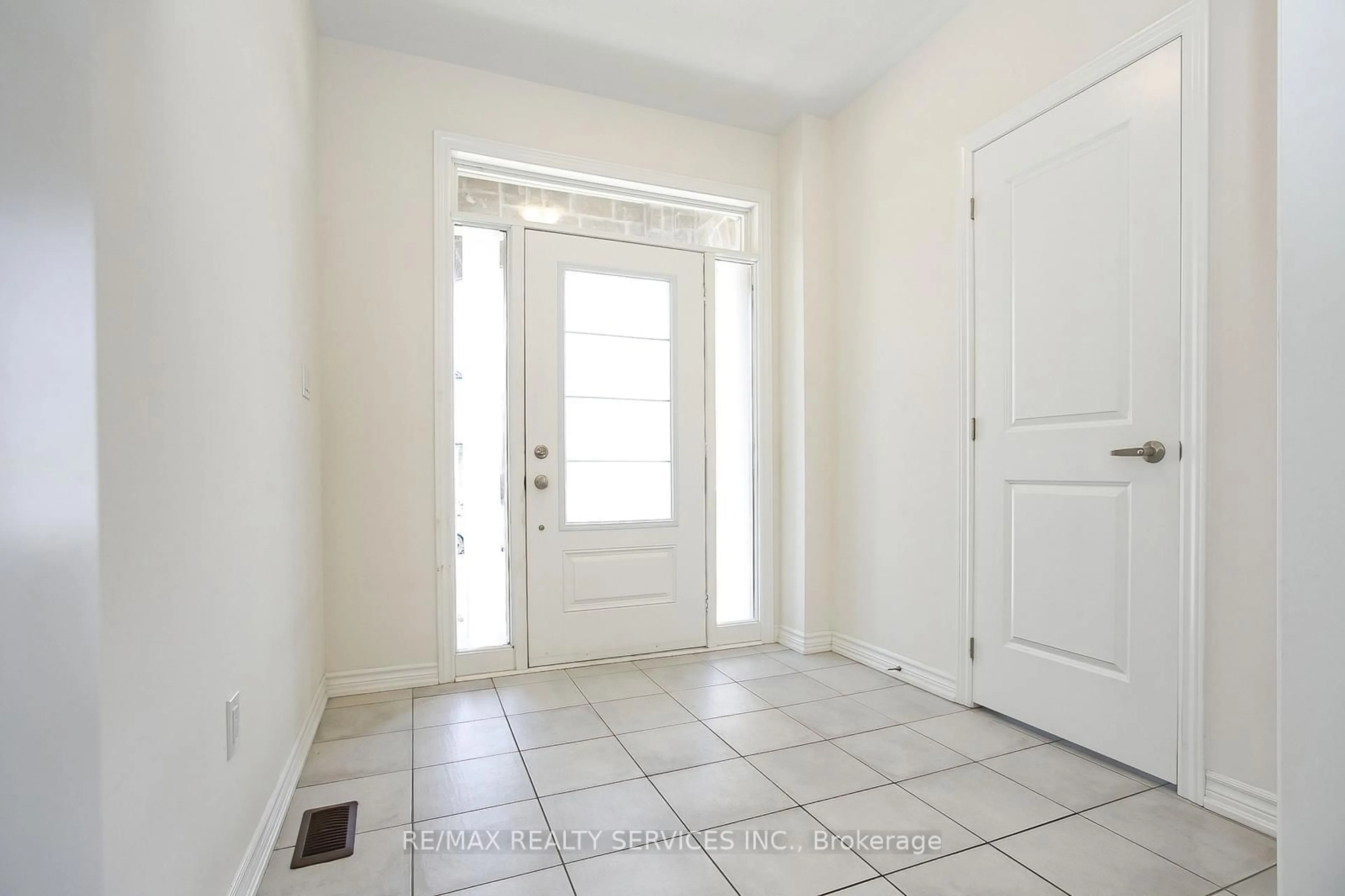 Indoor entryway for 22 Valleo St, Georgina Ontario L4P 0J9