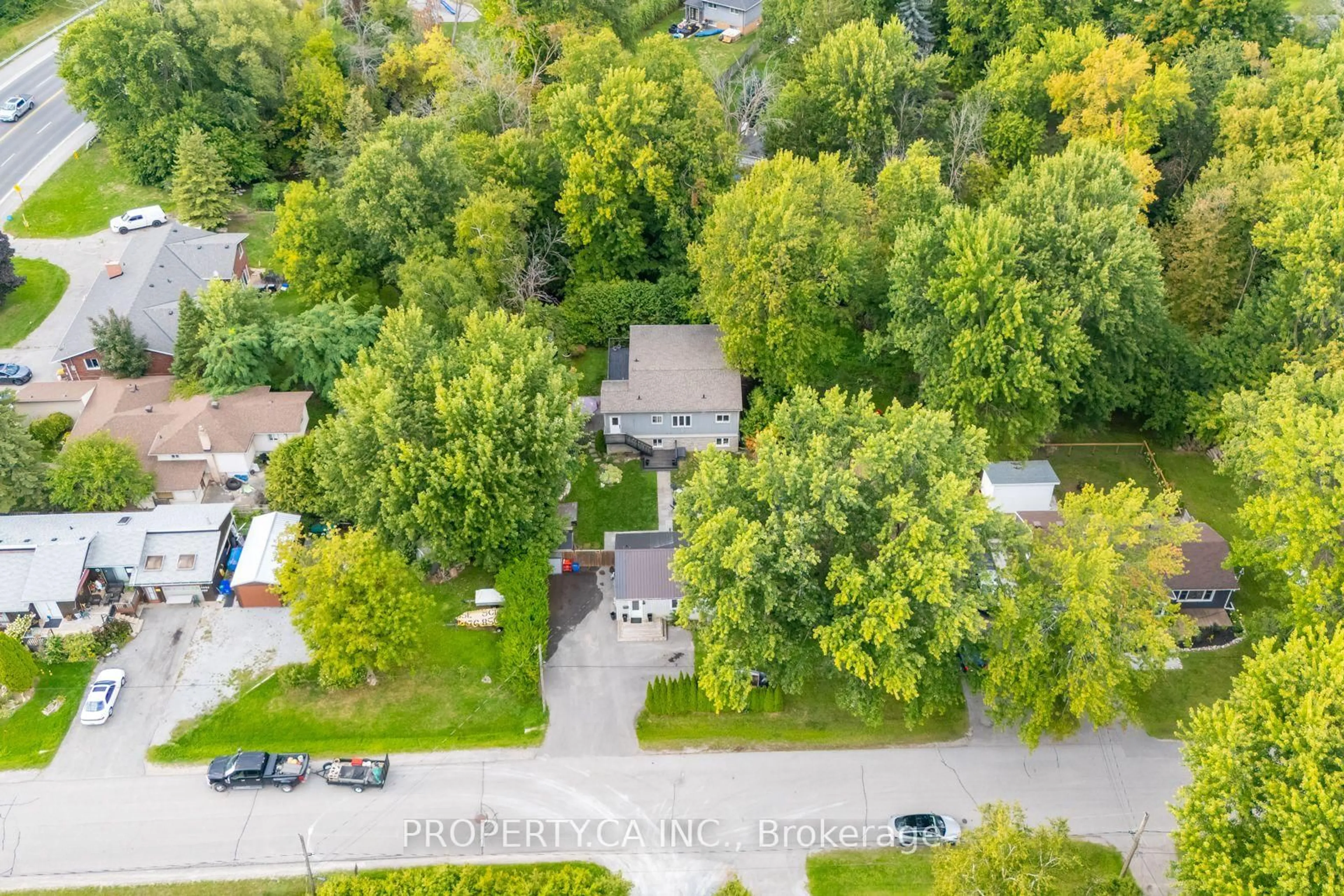 A pic from outside/outdoor area/front of a property/back of a property/a pic from drone, street for 176 Pleasant Blvd, Georgina Ontario L4P 2S4