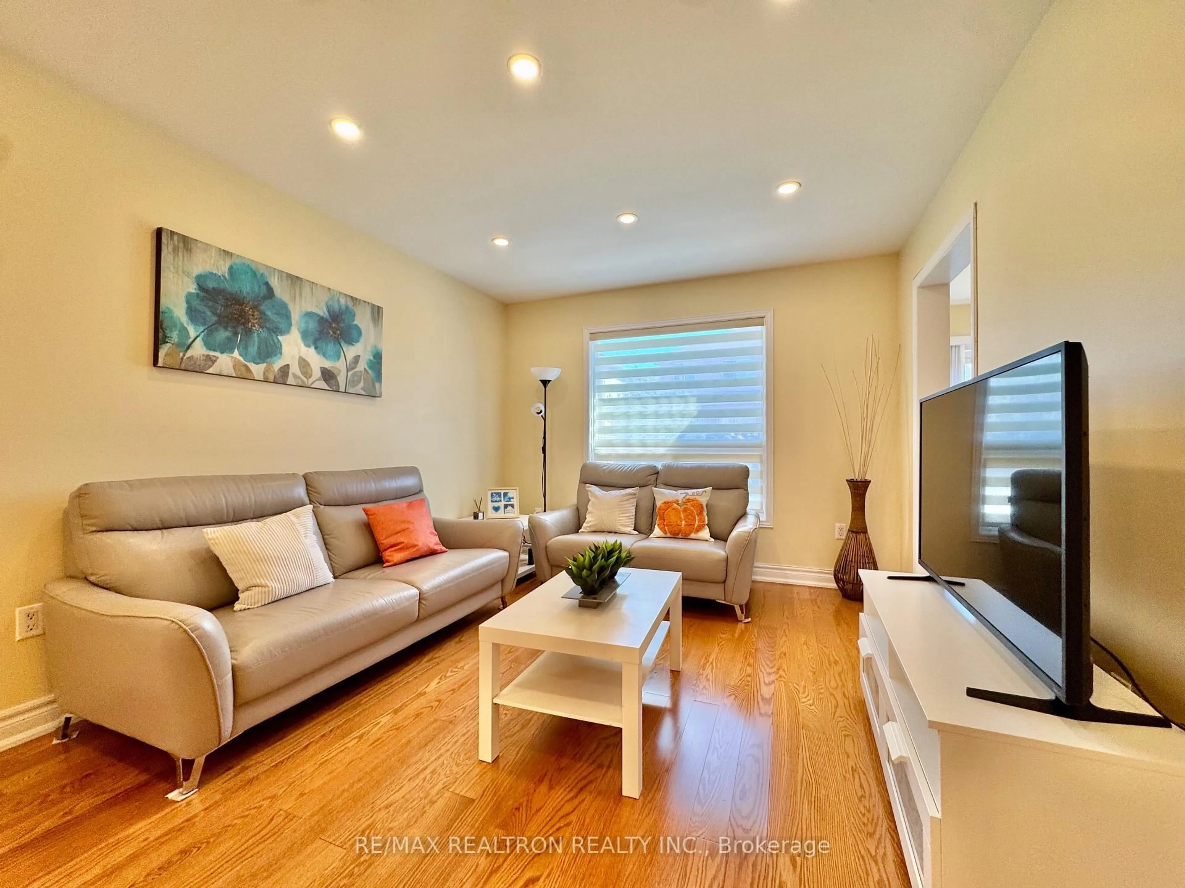Living room with furniture, wood/laminate floor for 55 Devonwood Dr, Markham Ontario L6C 3E9