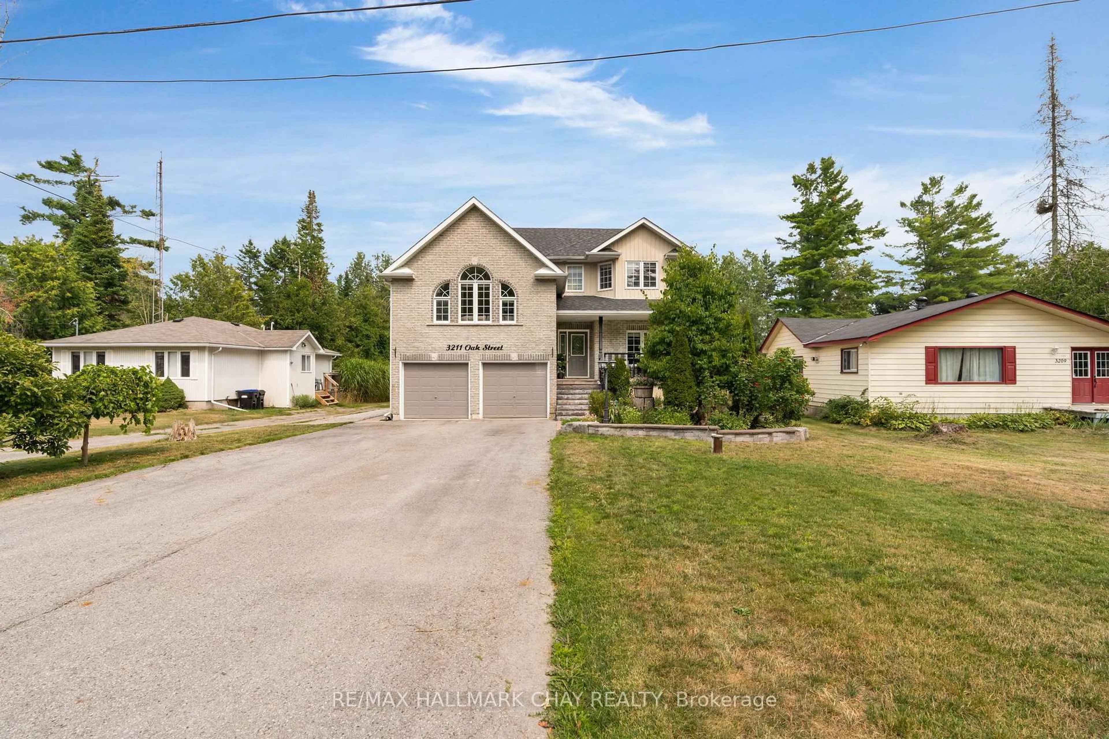 A pic from outside/outdoor area/front of a property/back of a property/a pic from drone, street for 3211 Oak St, Innisfil Ontario L9S 2K3