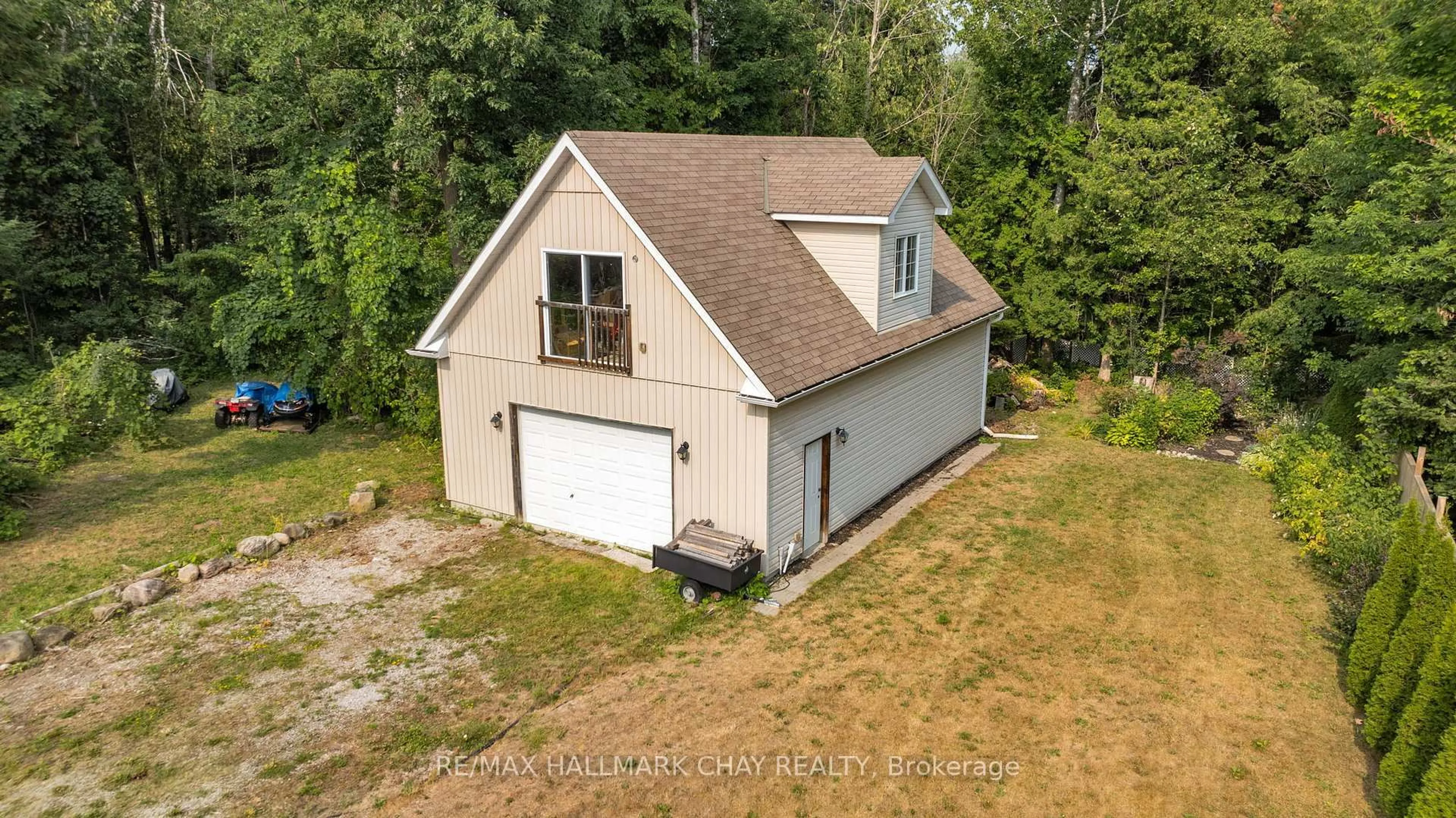 A pic from outside/outdoor area/front of a property/back of a property/a pic from drone, building for 3211 Oak St, Innisfil Ontario L9S 2K3