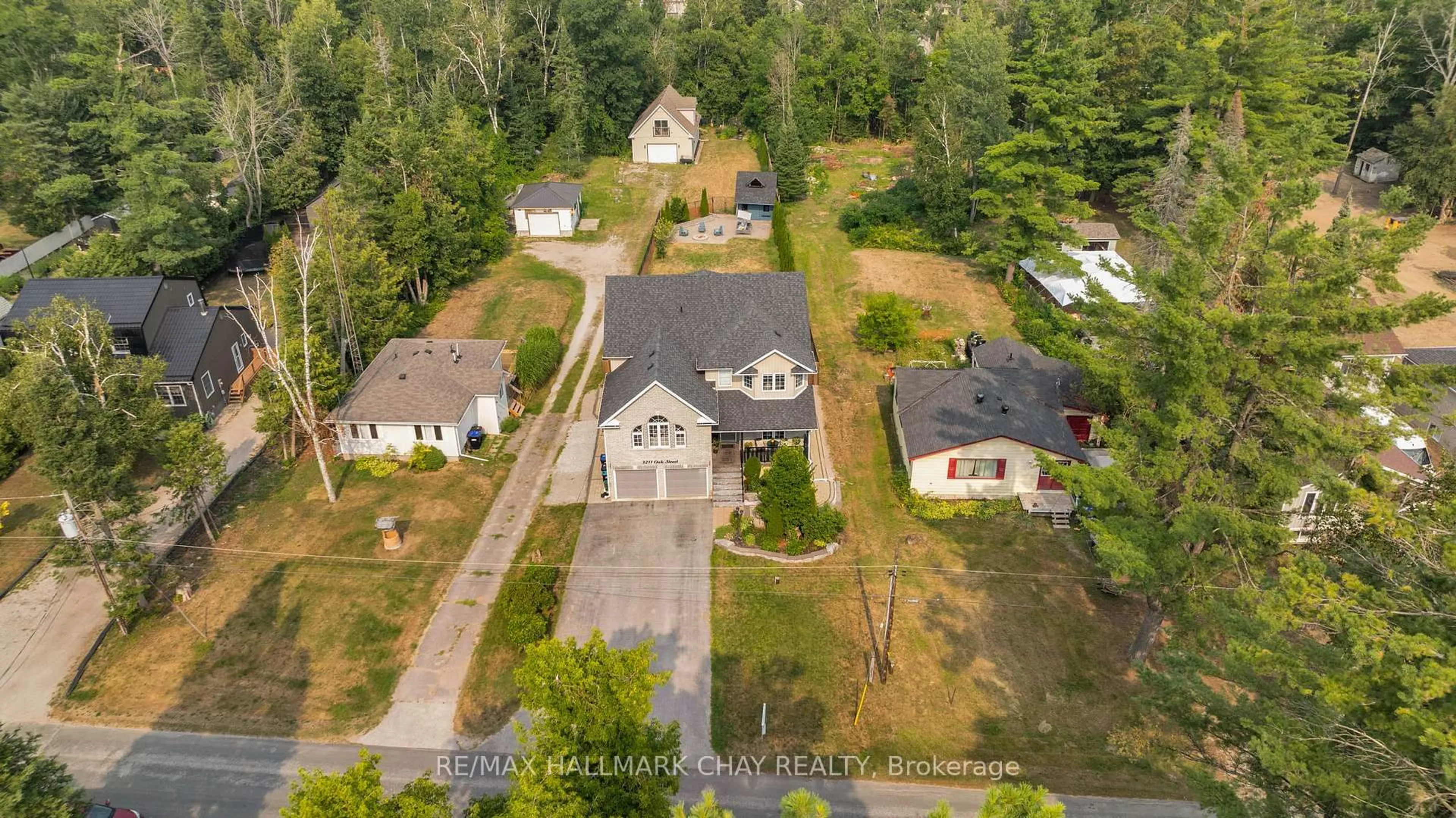 A pic from outside/outdoor area/front of a property/back of a property/a pic from drone, street for 3211 Oak St, Innisfil Ontario L9S 2K3