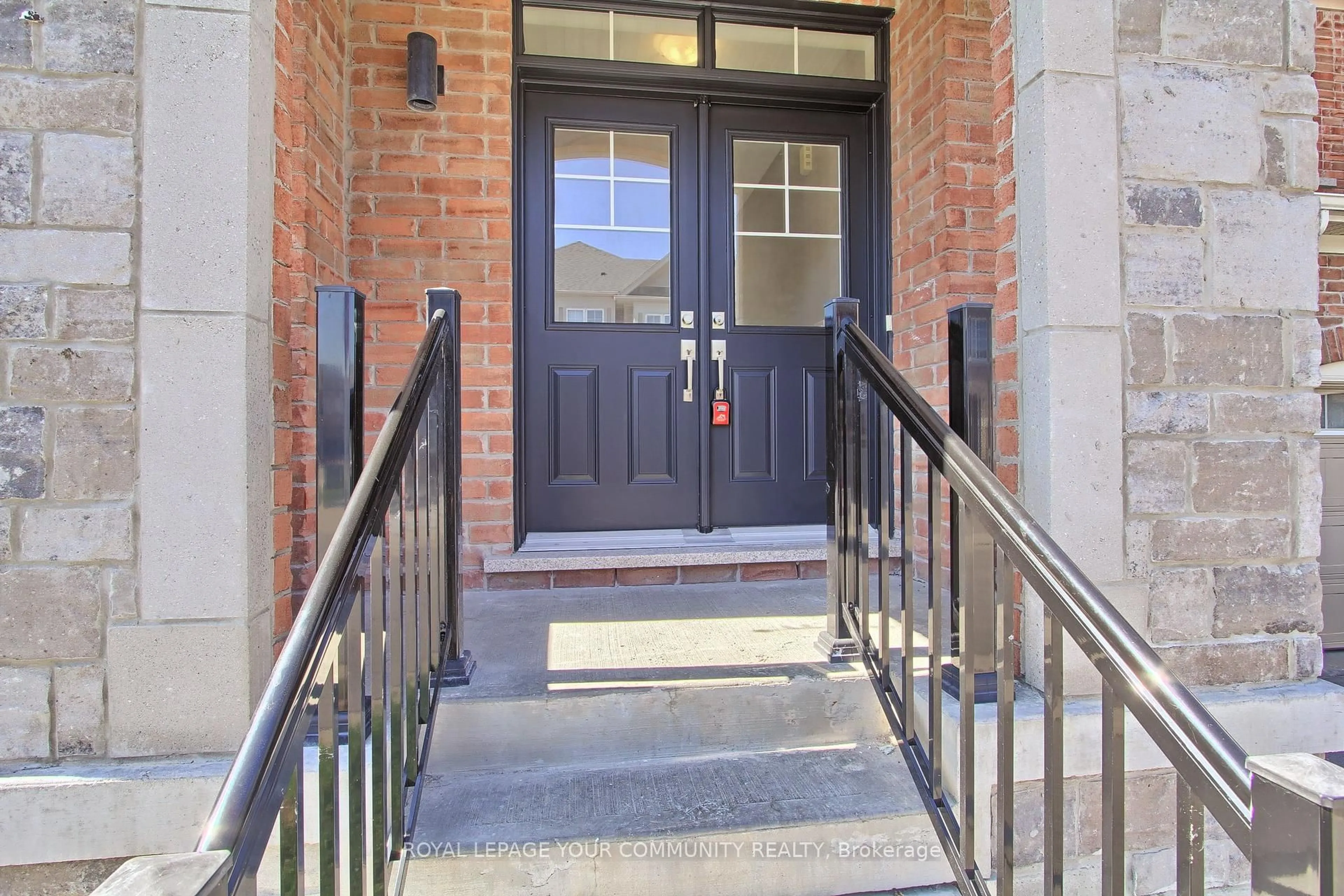 Indoor entryway for 230 Bennett St, Newmarket Ontario L3X 0M1