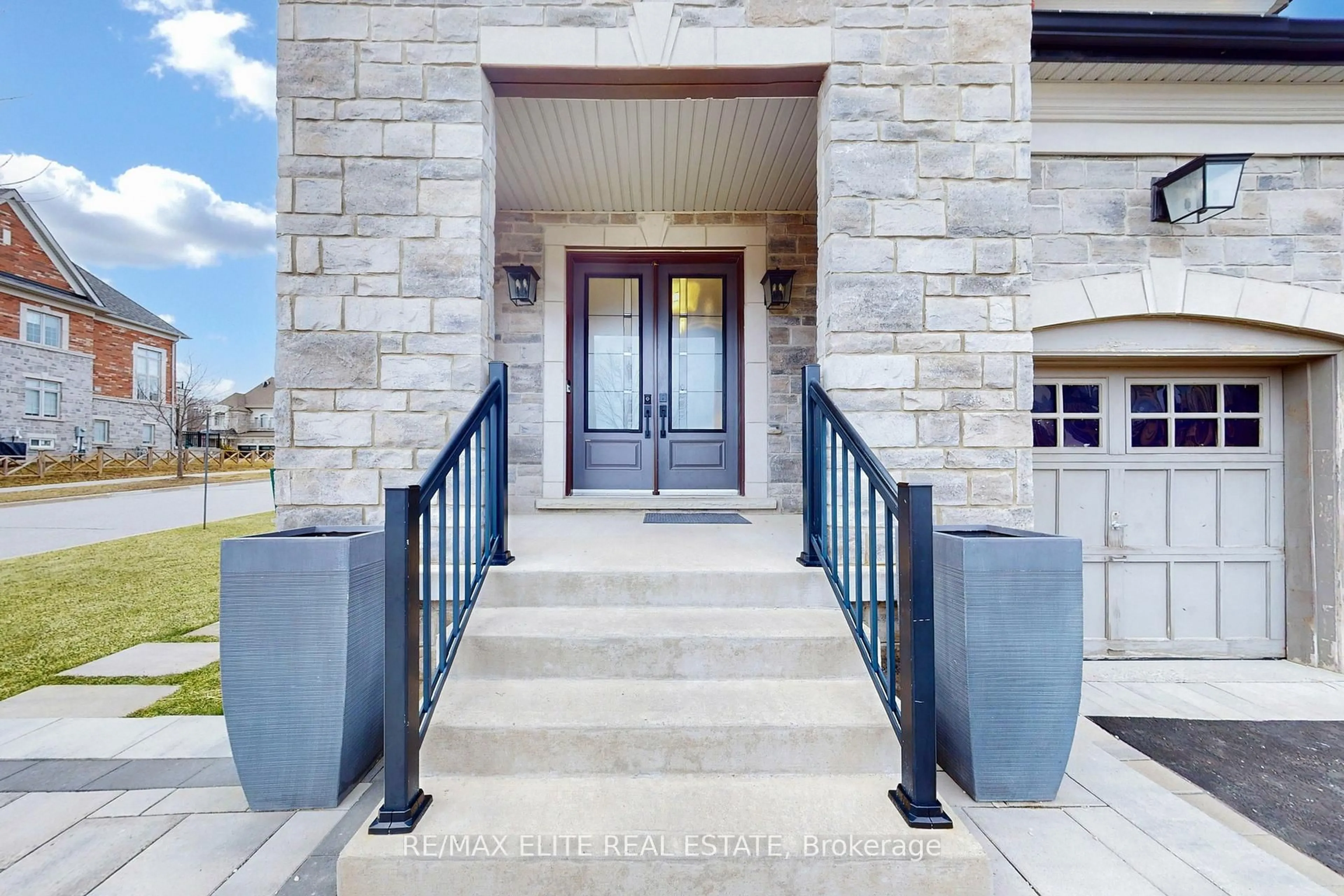 Indoor foyer for 7 Colyton Crt, Aurora Ontario L4G 6Z6