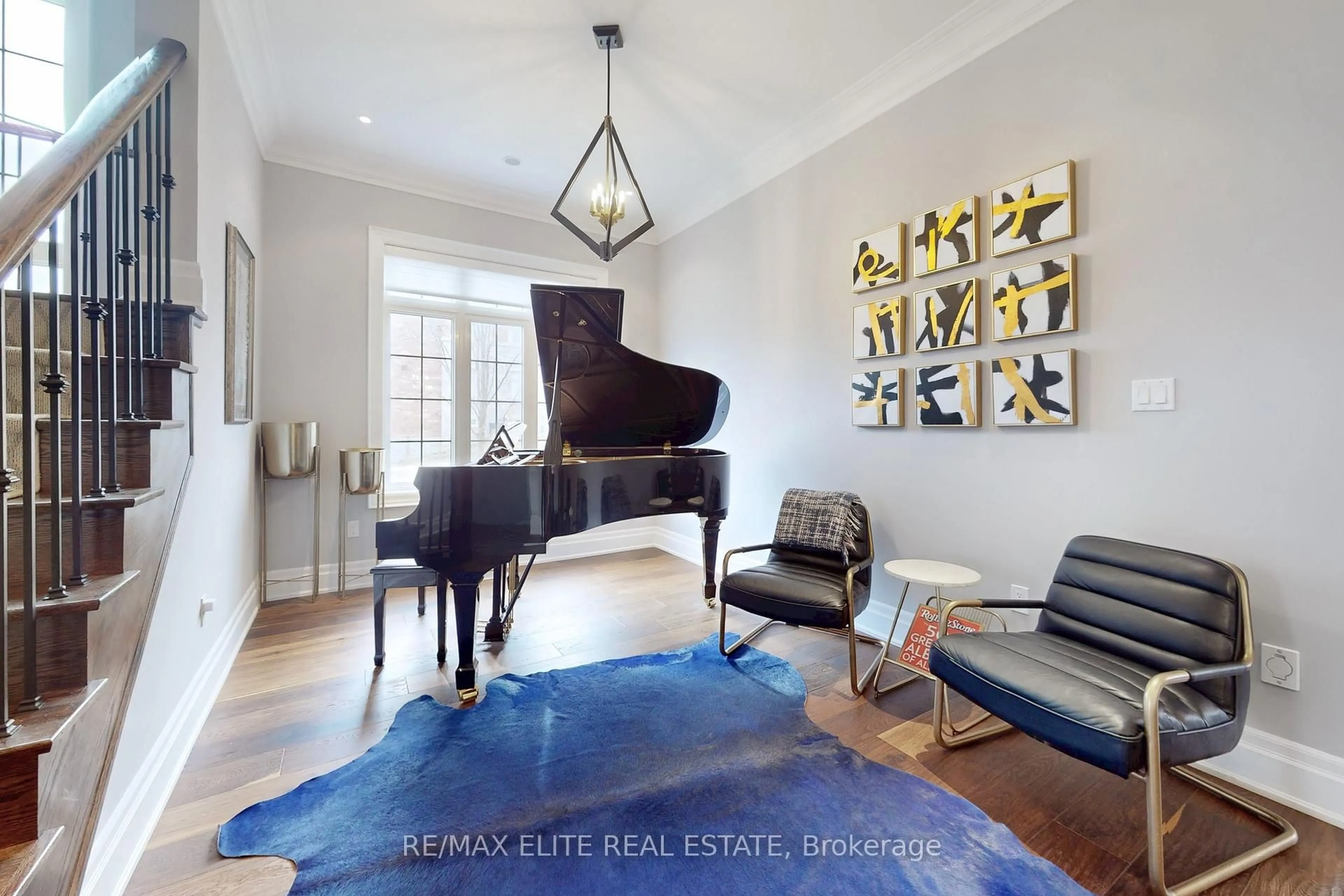 Living room with furniture, unknown for 7 Colyton Crt, Aurora Ontario L4G 6Z6