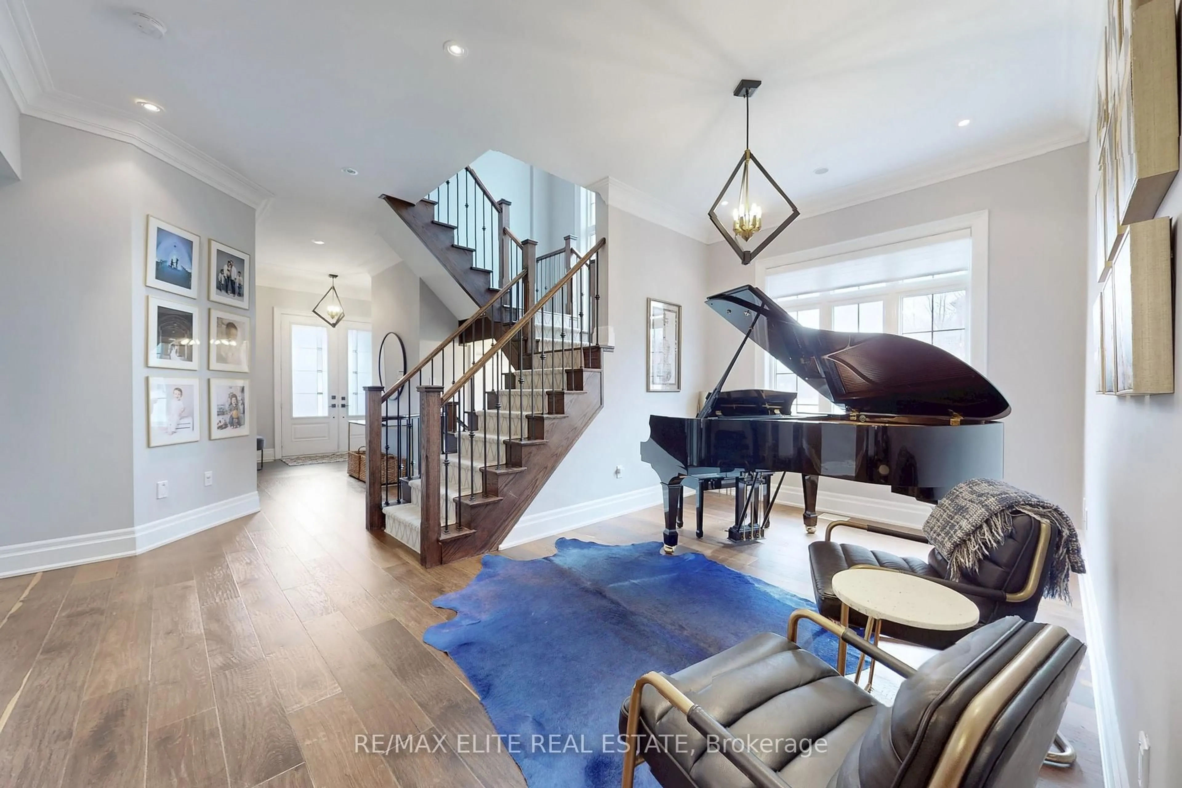 Indoor entryway for 7 Colyton Crt, Aurora Ontario L4G 6Z6