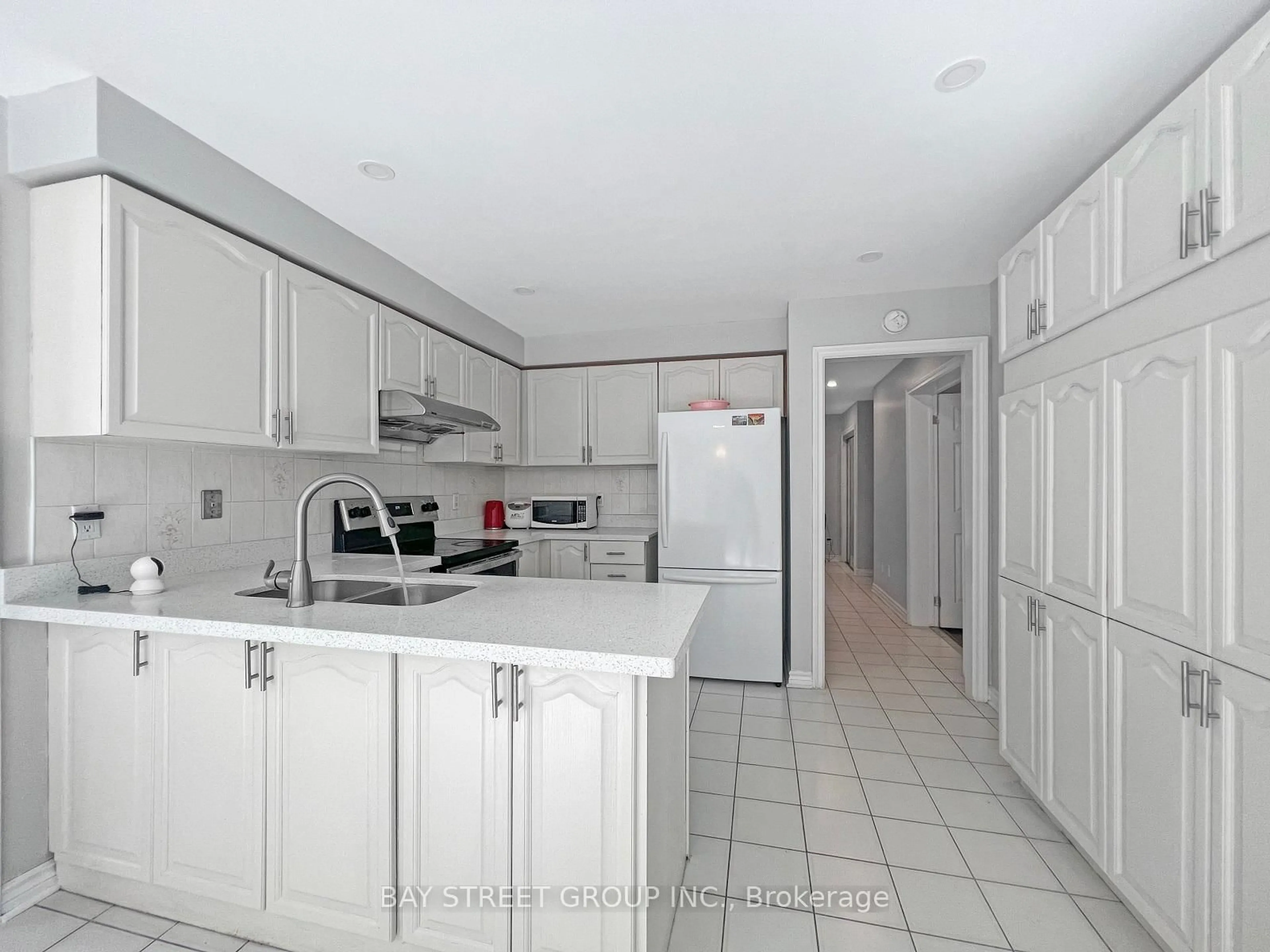 Standard kitchen, ceramic/tile floor for 52 Piccadilly Rd, Richmond Hill Ontario L4B 1S8