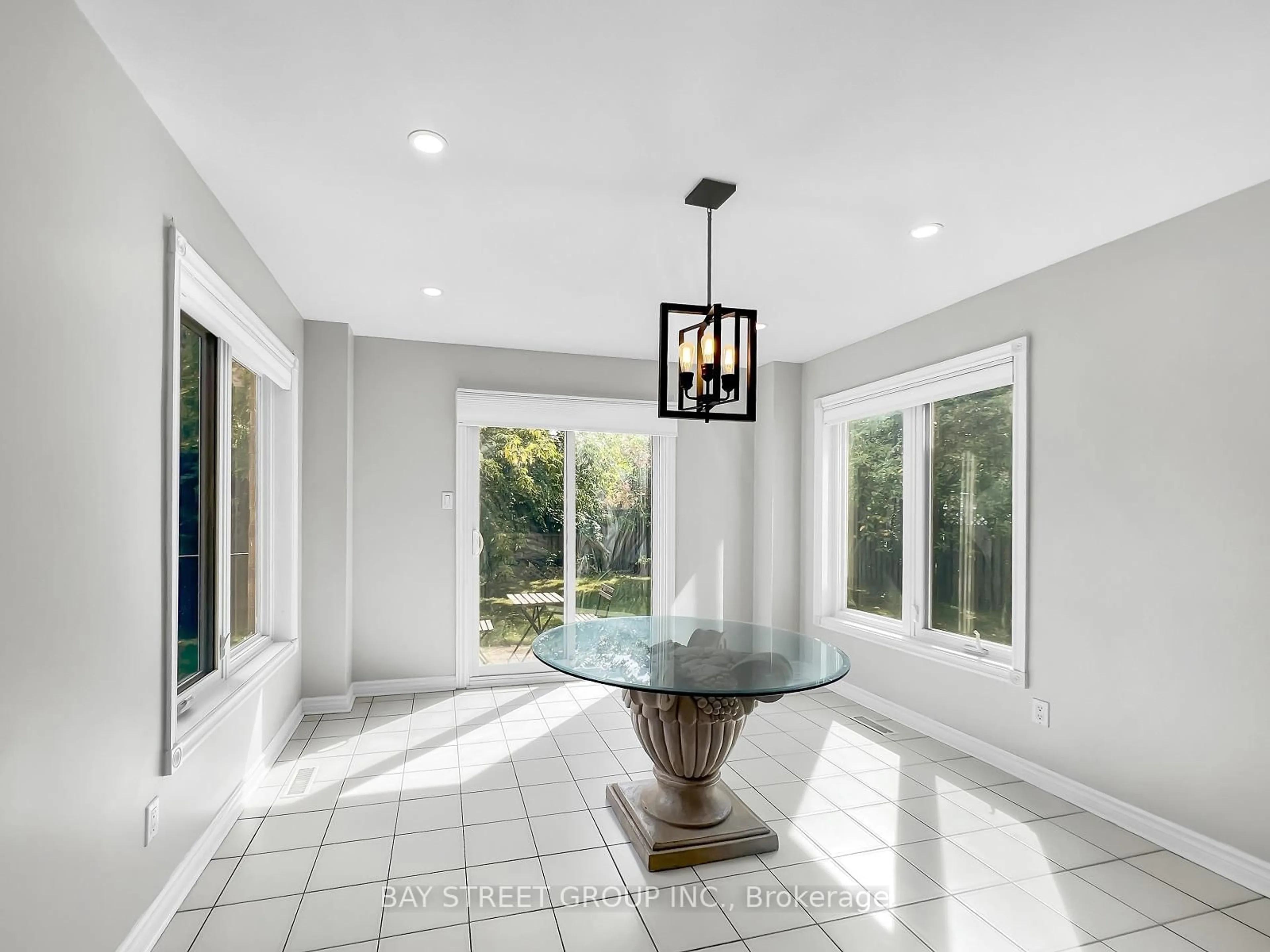 Dining room, ceramic/tile floor for 52 Piccadilly Rd, Richmond Hill Ontario L4B 1S8