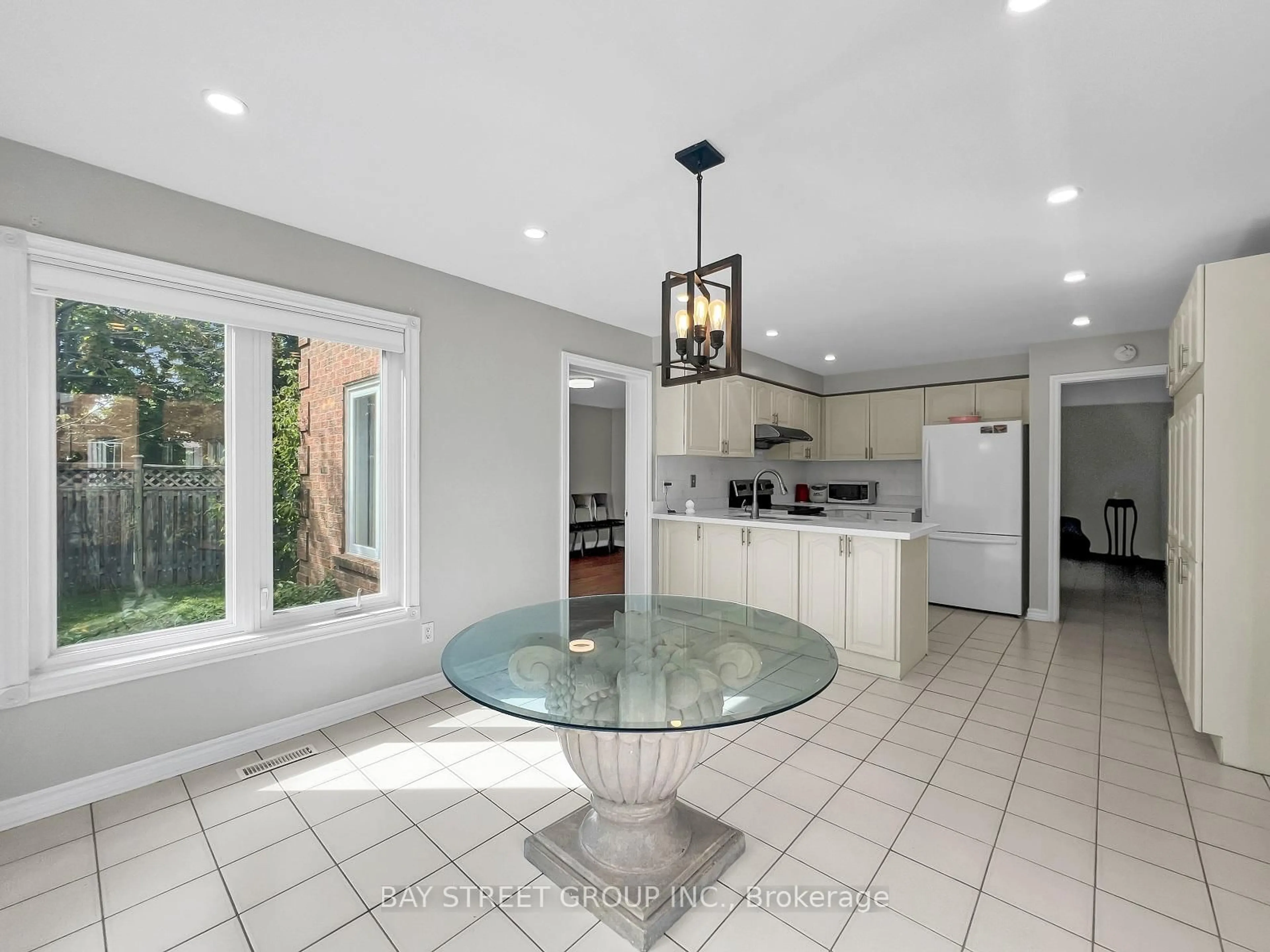 Open concept kitchen, ceramic/tile floor for 52 Piccadilly Rd, Richmond Hill Ontario L4B 1S8