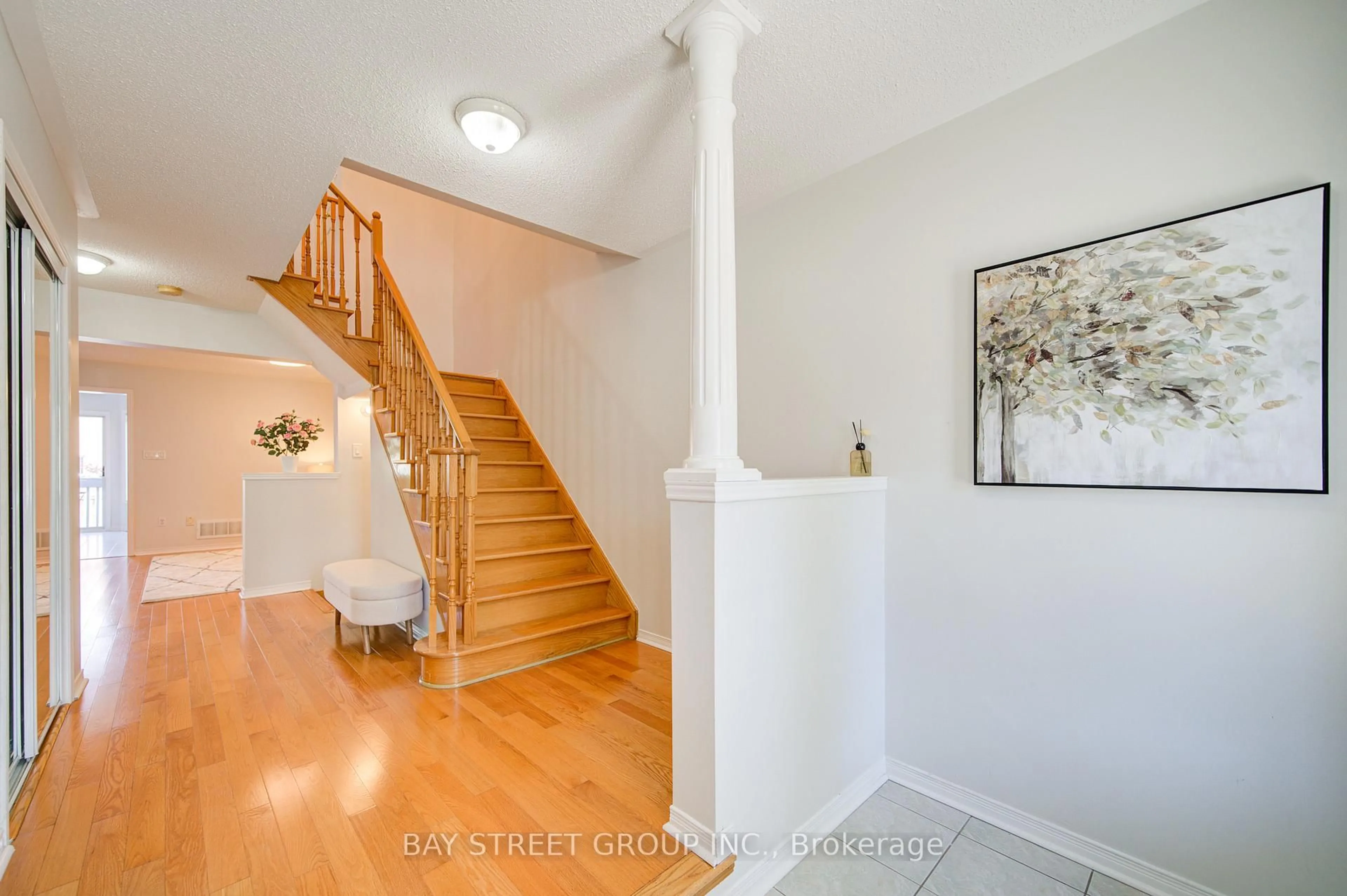 Indoor foyer for 108 Rideau Dr, Richmond Hill Ontario L4B 4P1