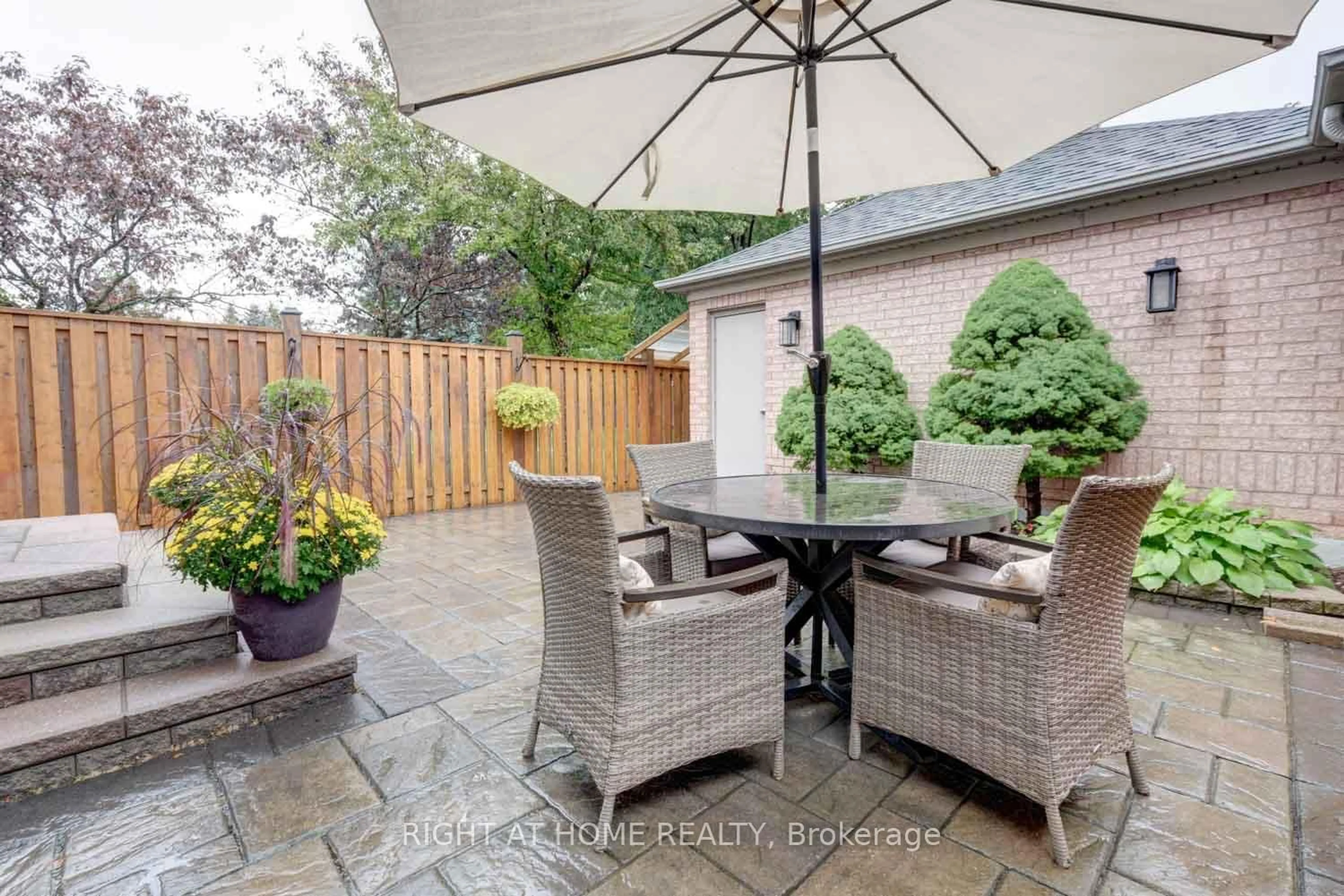 Patio, street for 8963 Yonge St, Richmond Hill Ontario L4C 0L5