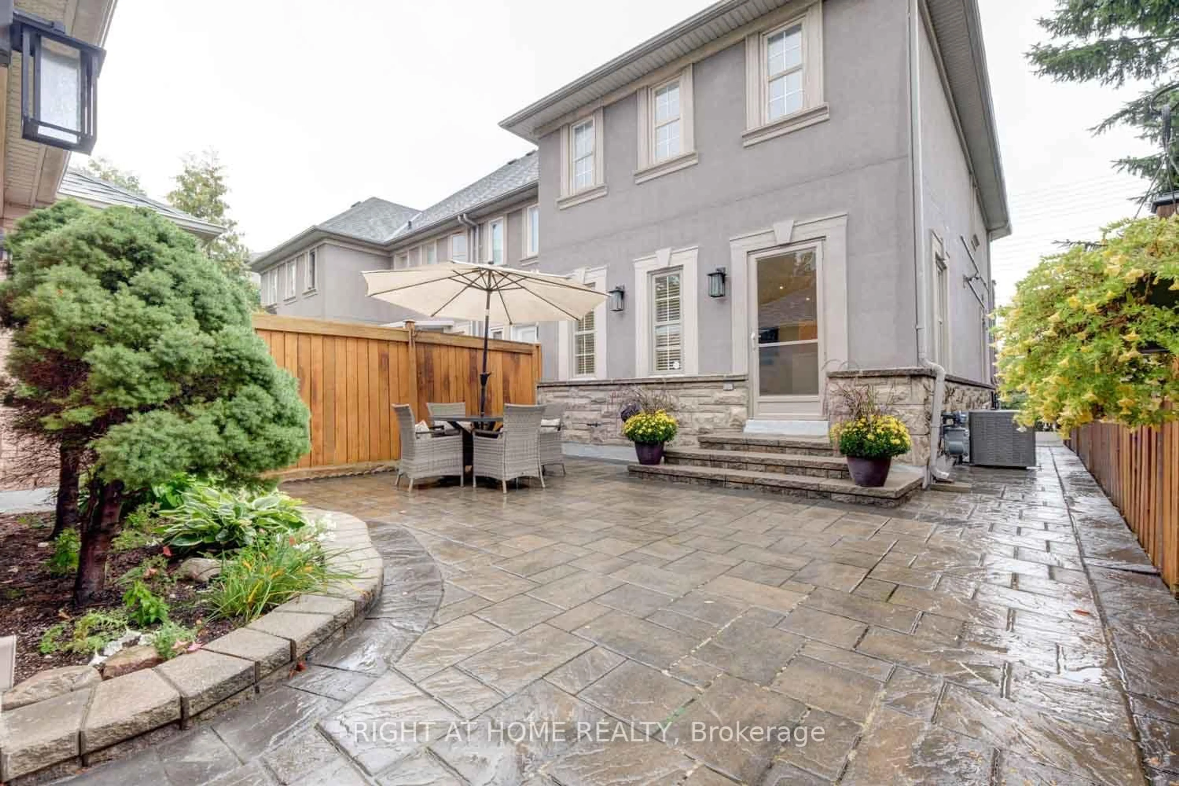 Patio, street for 8963 Yonge St, Richmond Hill Ontario L4C 0L5
