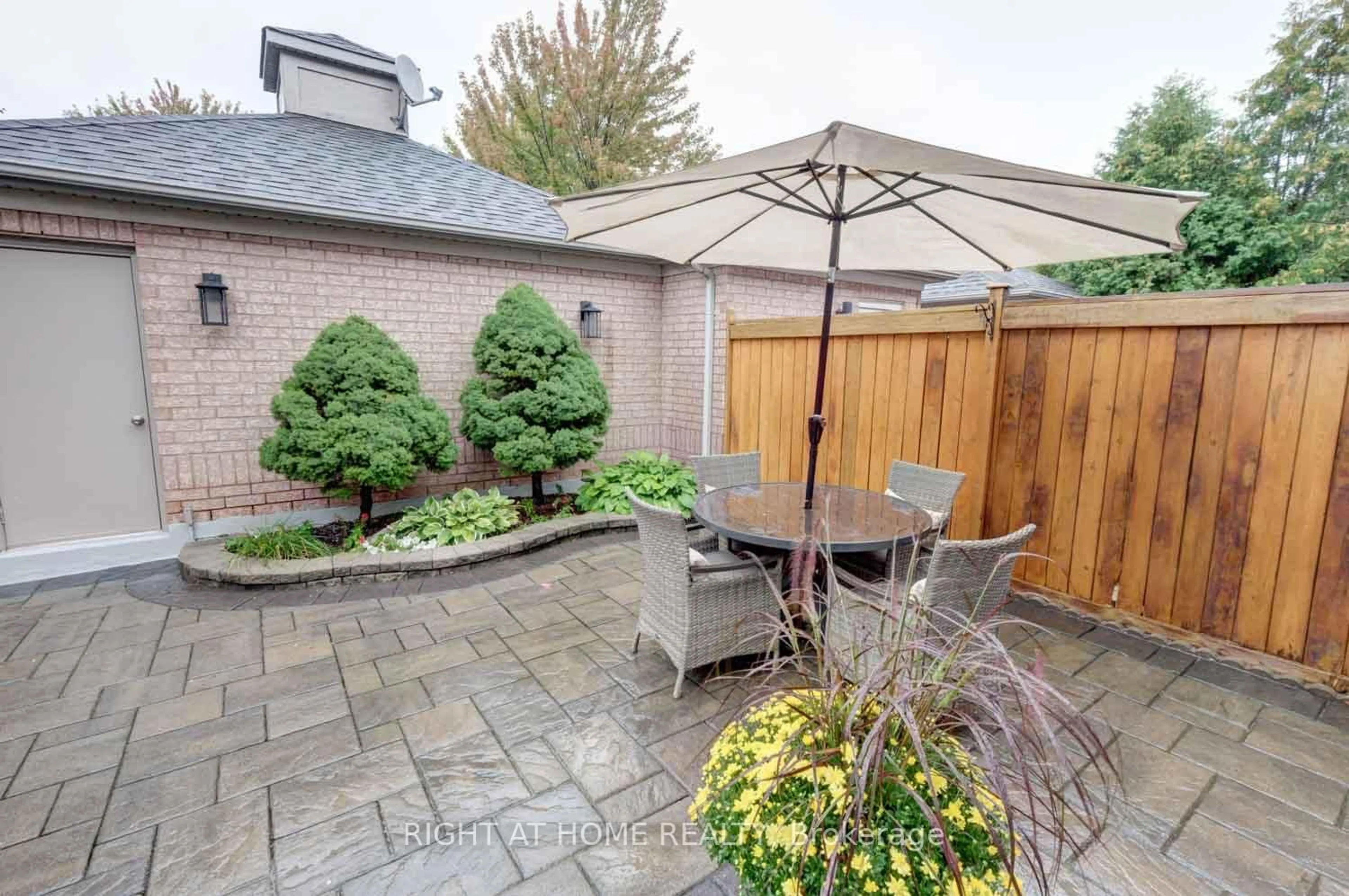 Patio, street for 8963 Yonge St, Richmond Hill Ontario L4C 0L5