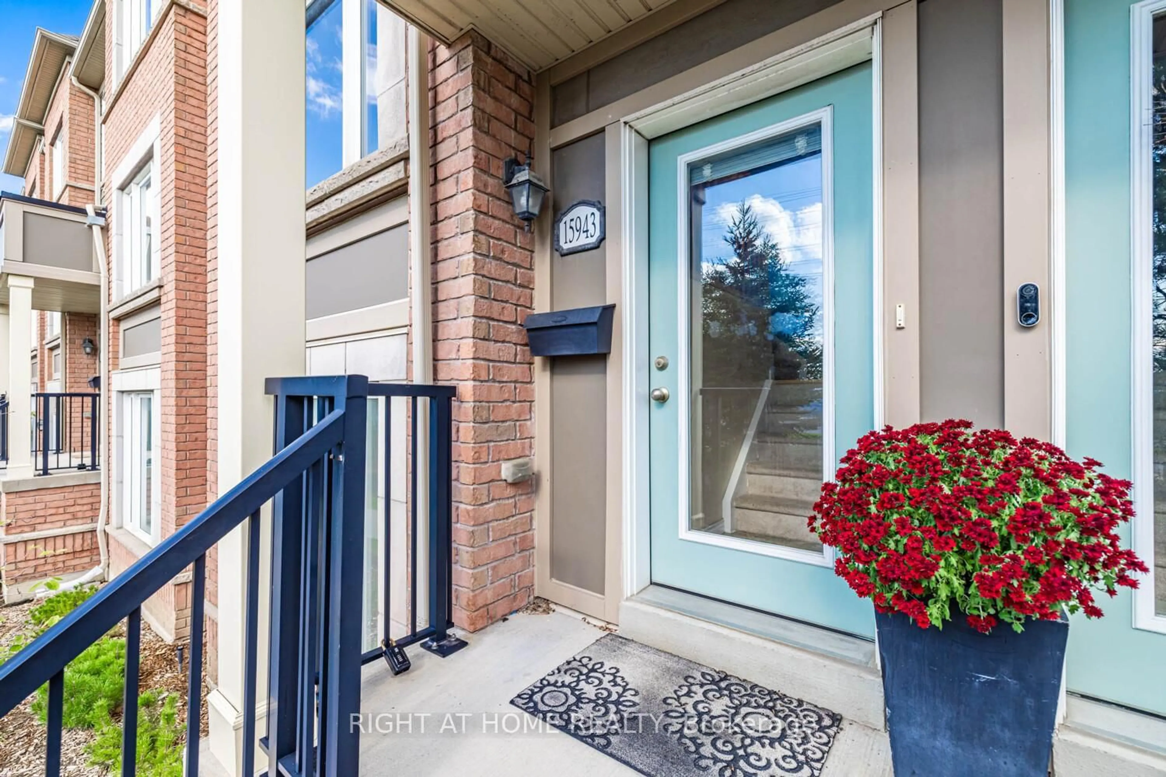 Indoor entryway for 15943 Bayview Ave #9, Aurora Ontario L4G 0S3