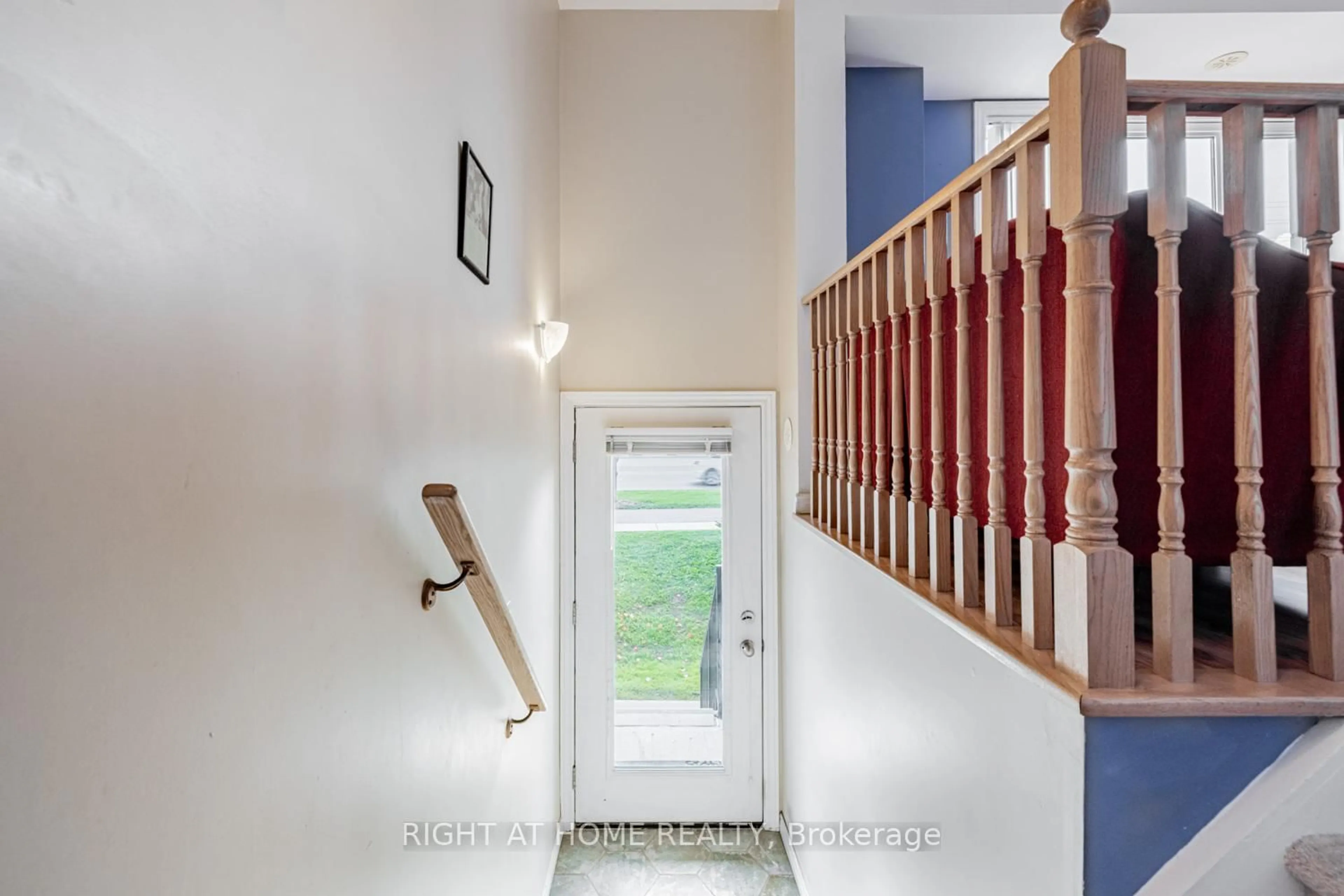 Indoor foyer for 15943 Bayview Ave #9, Aurora Ontario L4G 0S3