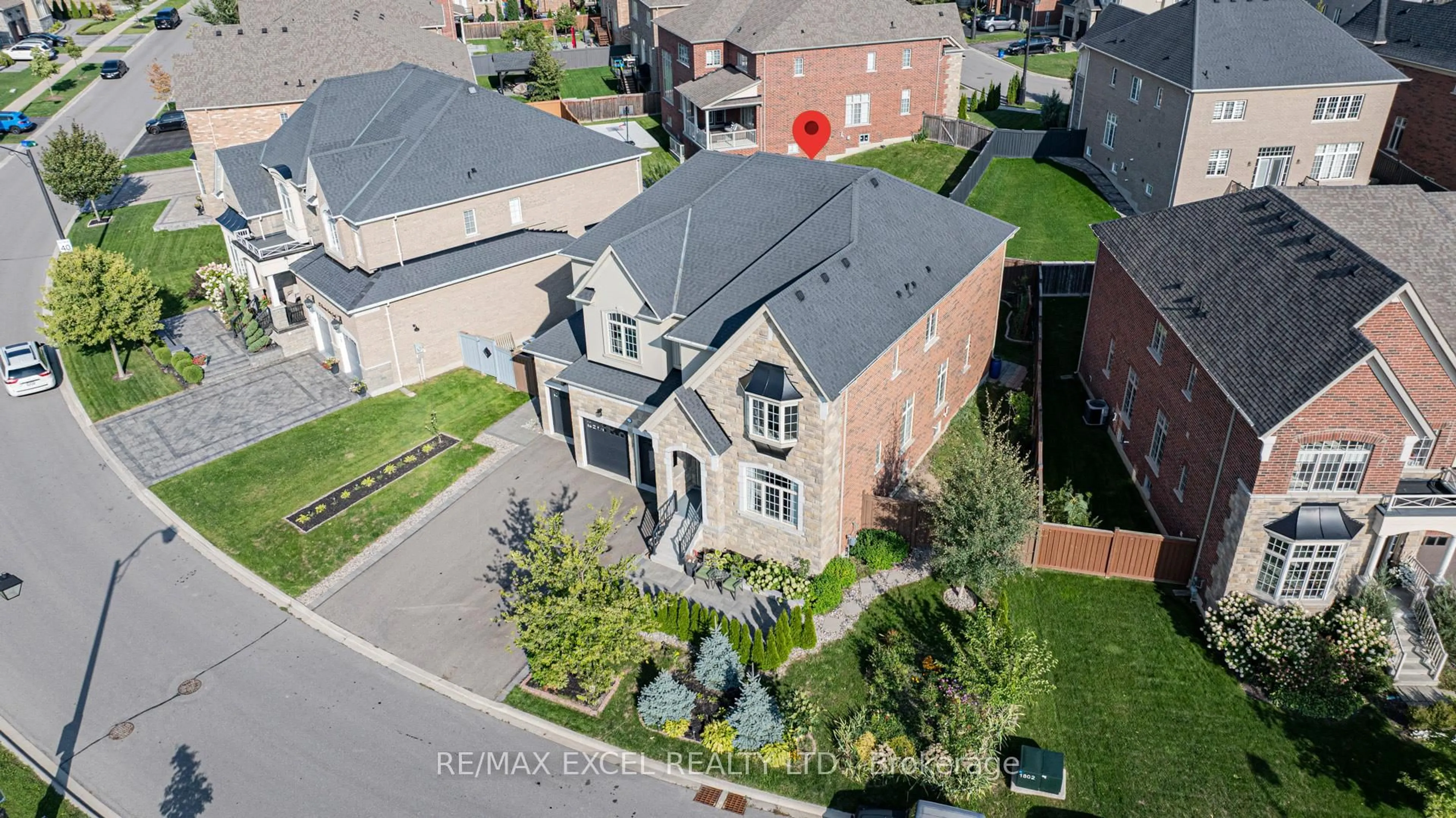 A pic from outside/outdoor area/front of a property/back of a property/a pic from drone, street for 21 Paradise Valley Tr, King Ontario L7B 0A5