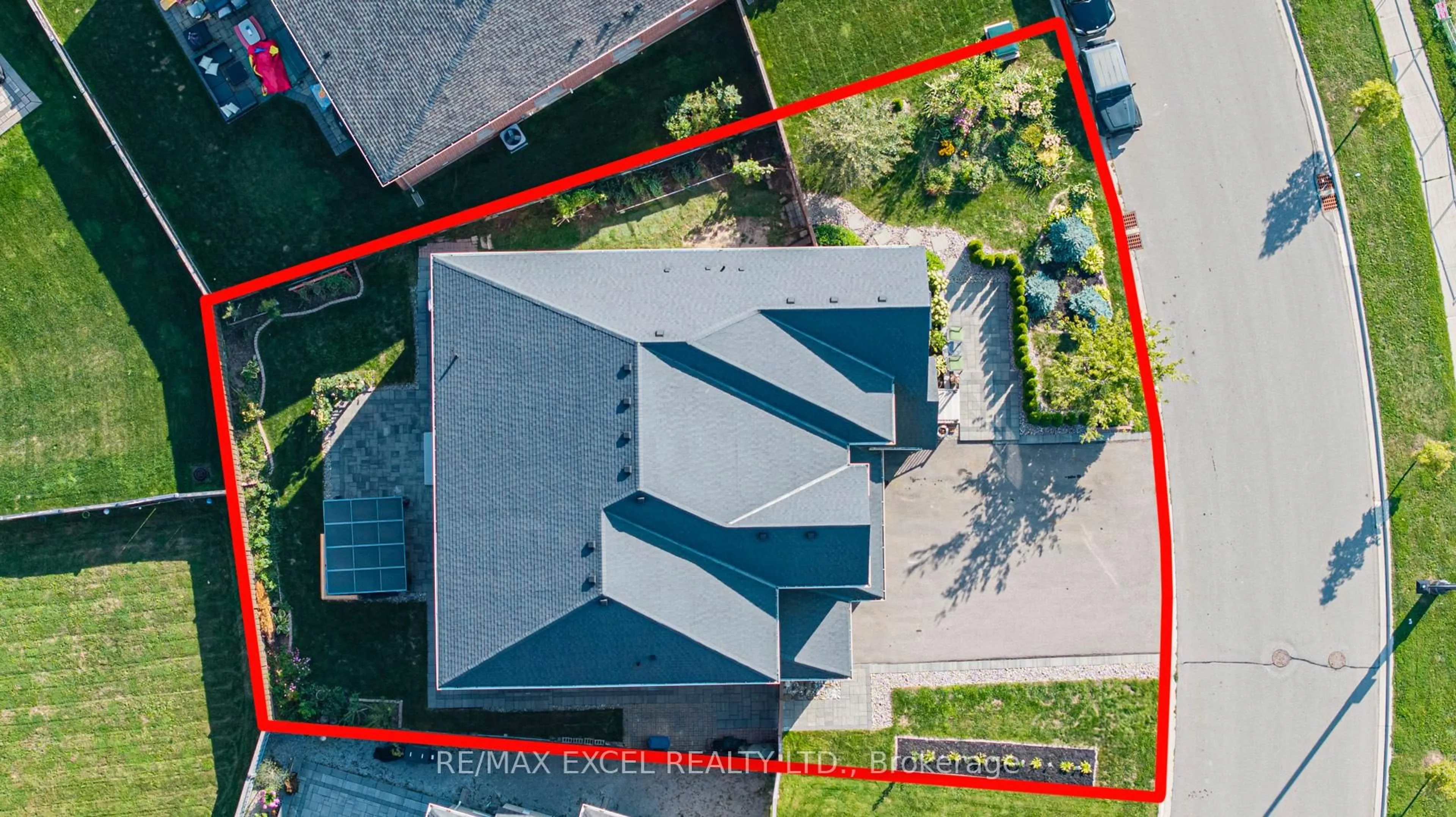 A pic from outside/outdoor area/front of a property/back of a property/a pic from drone, street for 21 Paradise Valley Tr, King Ontario L7B 0A5