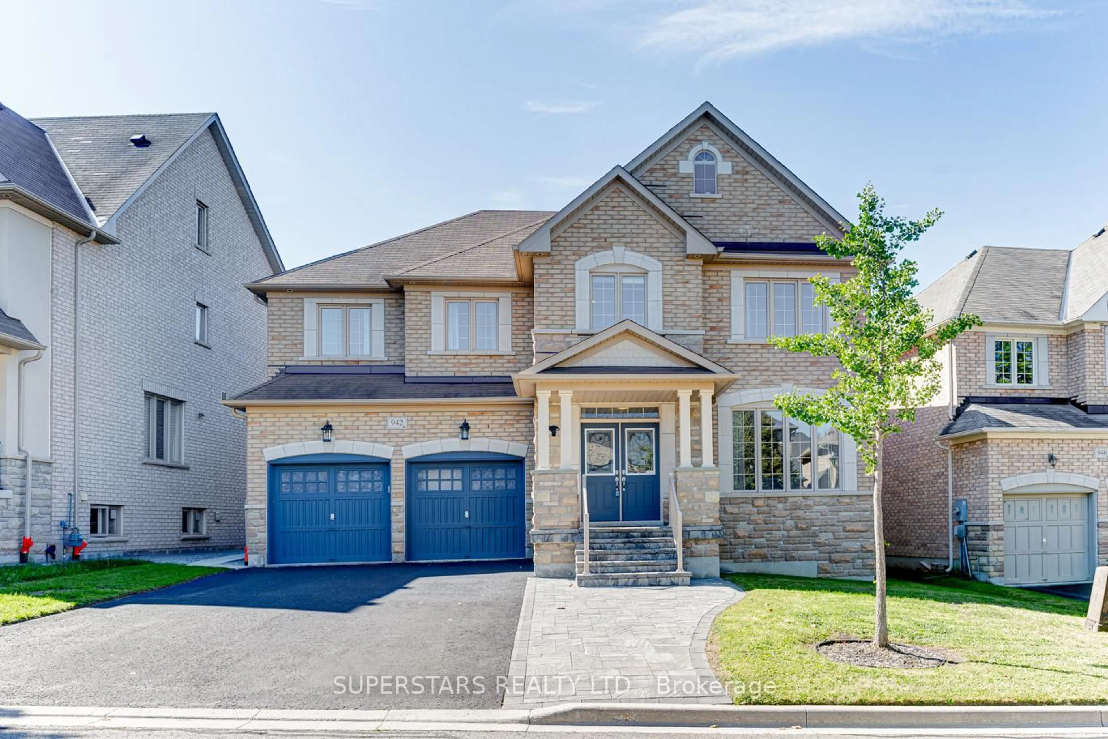 Home with brick exterior material, street for 942 Ernest Cousins Circ, Newmarket Ontario L3X 0B7