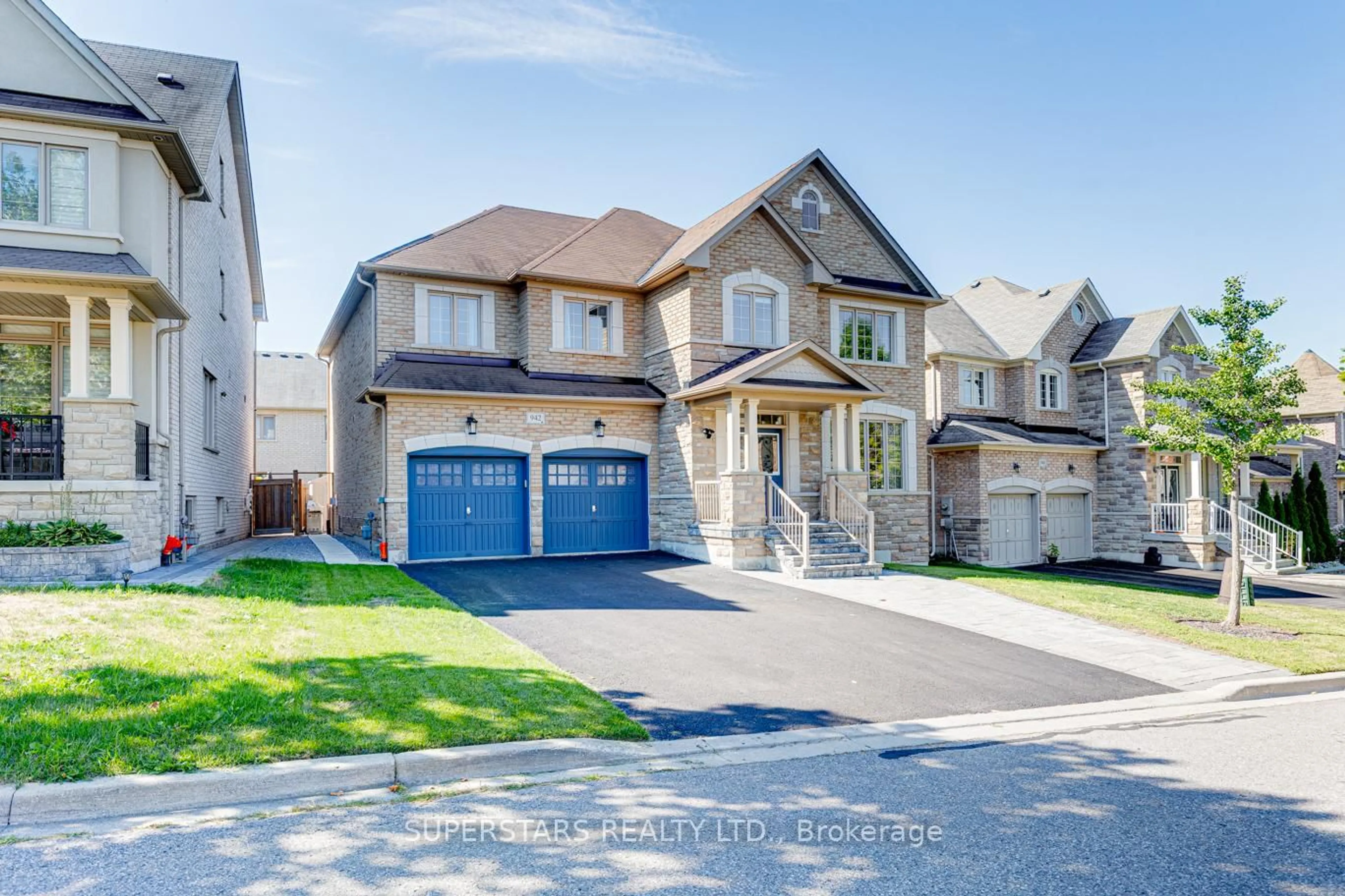 Home with brick exterior material, street for 942 Ernest Cousins Circ, Newmarket Ontario L3X 0B7