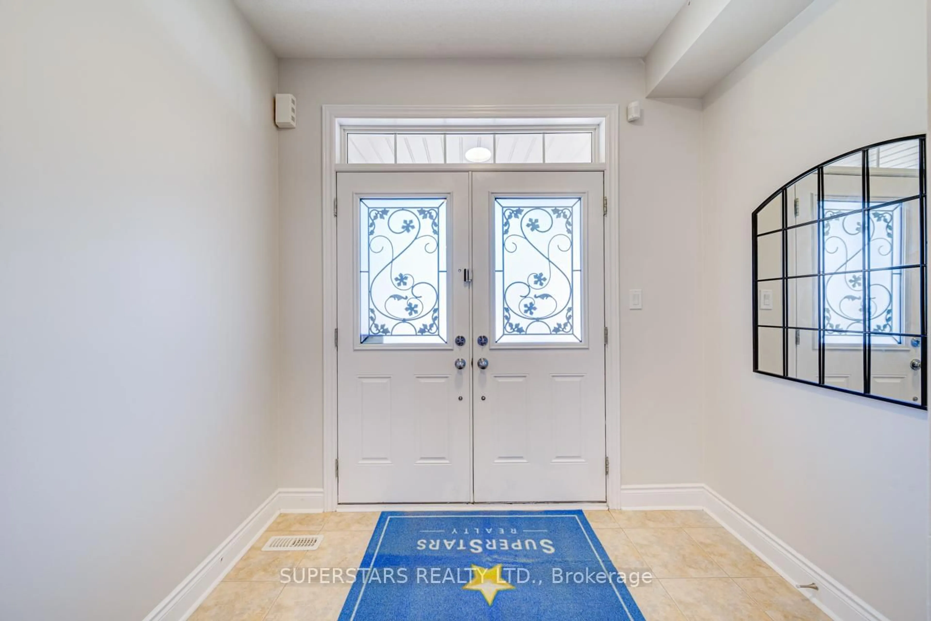 Indoor entryway for 942 Ernest Cousins Circ, Newmarket Ontario L3X 0B7