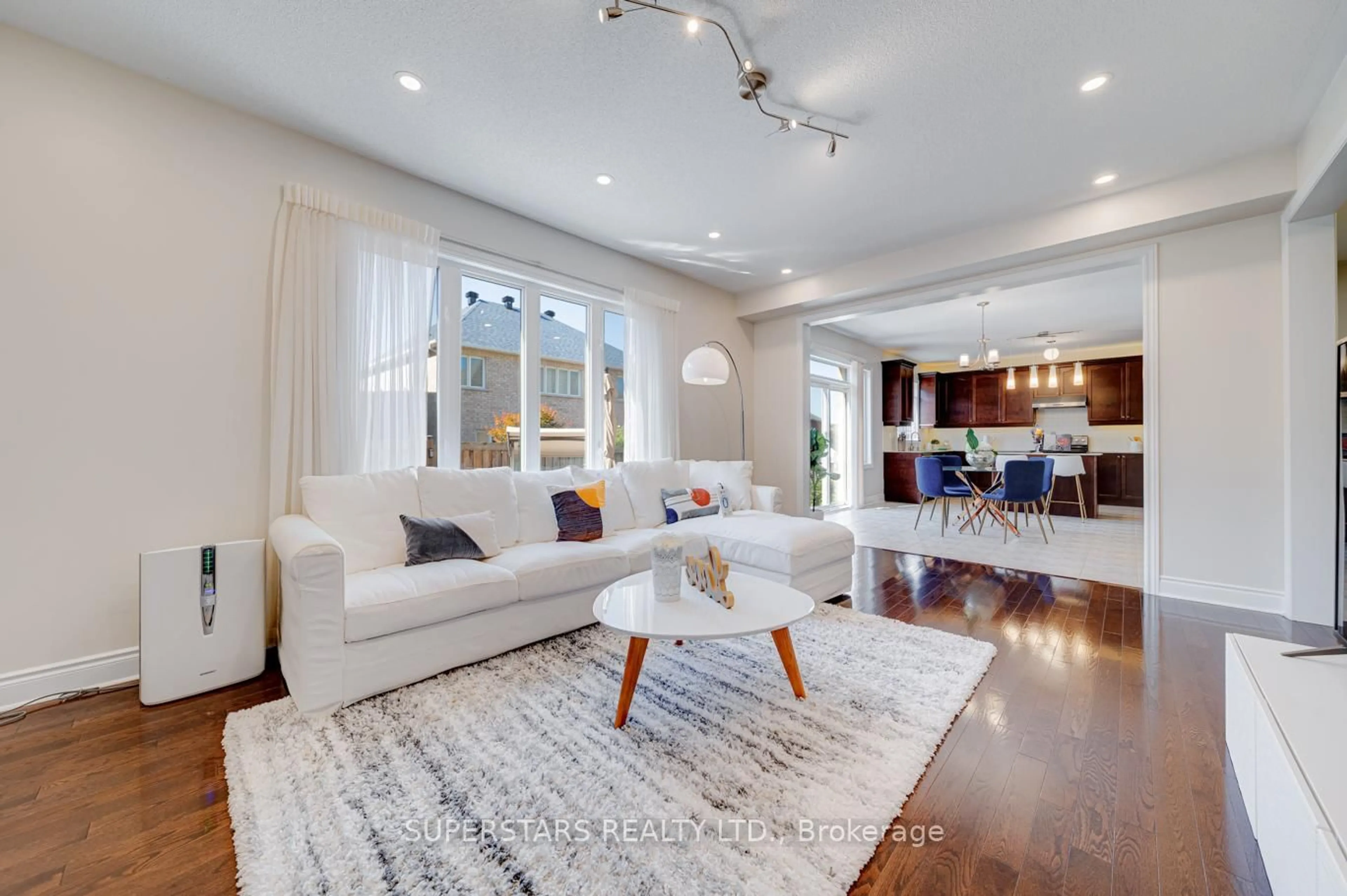 Living room with furniture, unknown for 942 Ernest Cousins Circ, Newmarket Ontario L3X 0B7