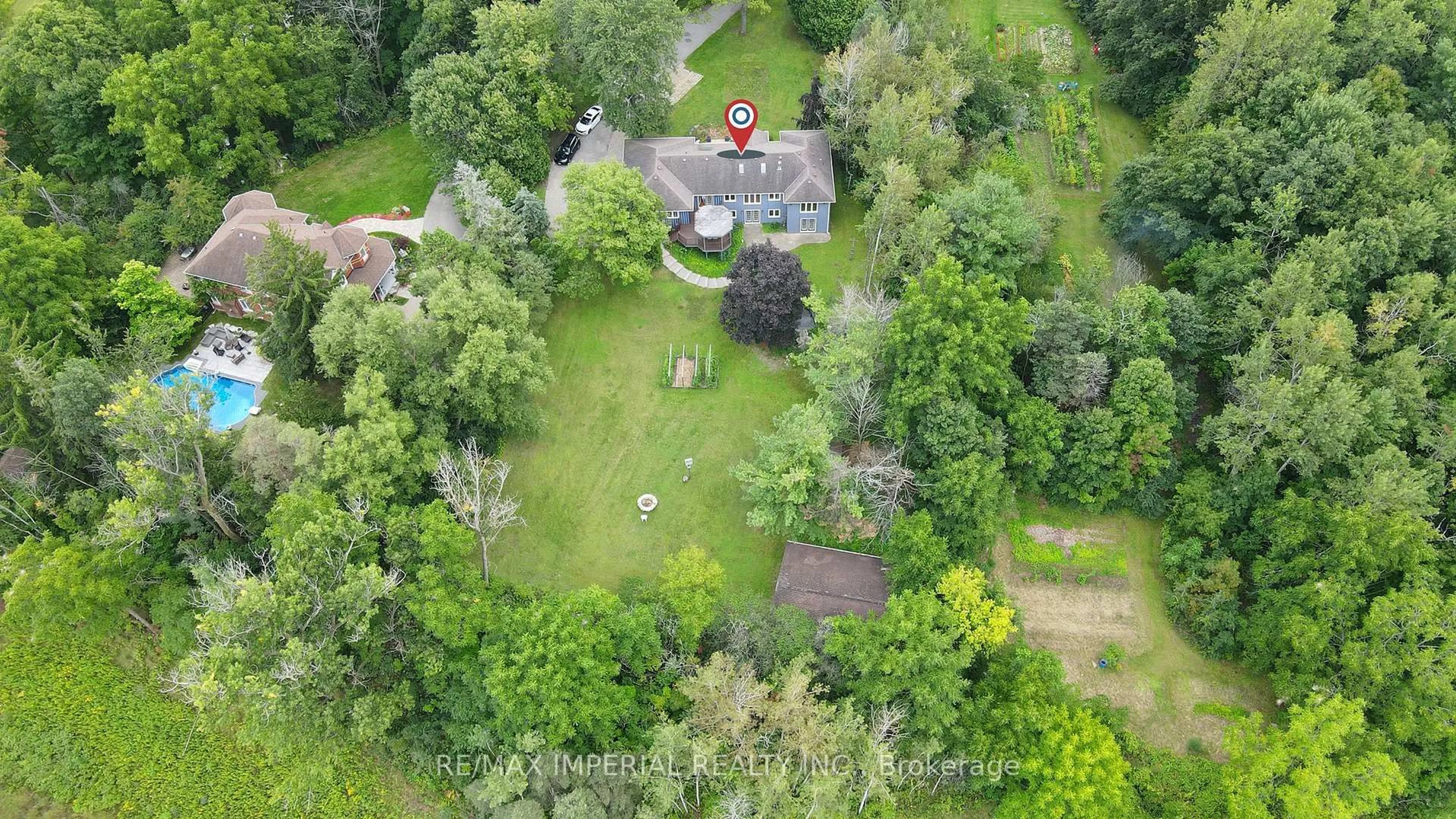 A pic from outside/outdoor area/front of a property/back of a property/a pic from drone, forest/trees view for 282 Ridge Rd, Aurora Ontario L4G 0M3