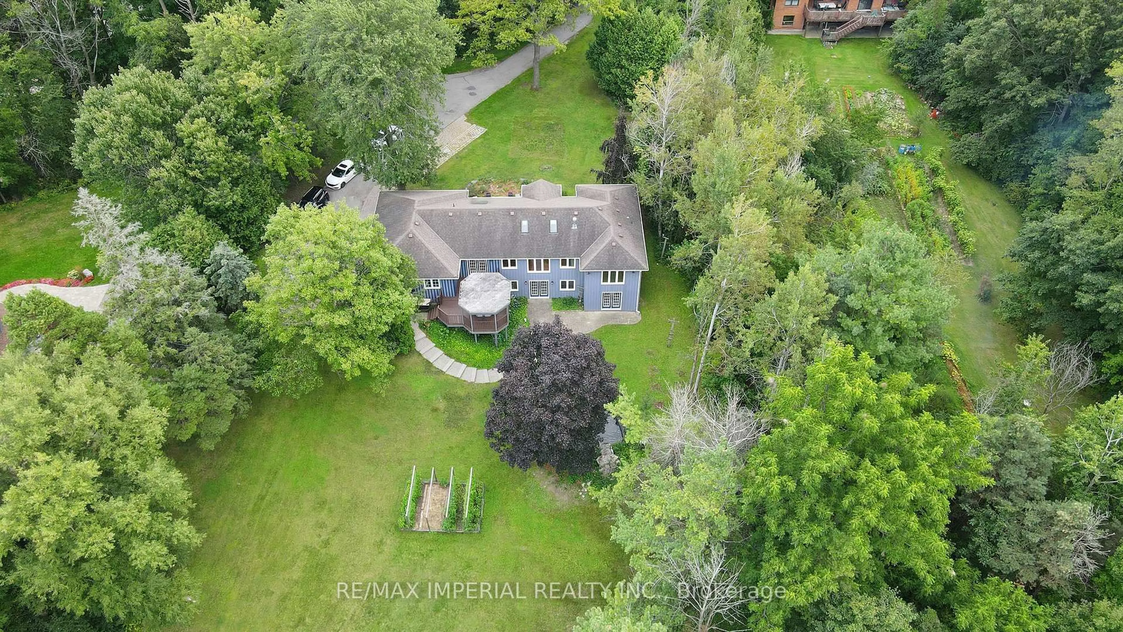 A pic from outside/outdoor area/front of a property/back of a property/a pic from drone, street for 282 Ridge Rd, Aurora Ontario L4G 0M3
