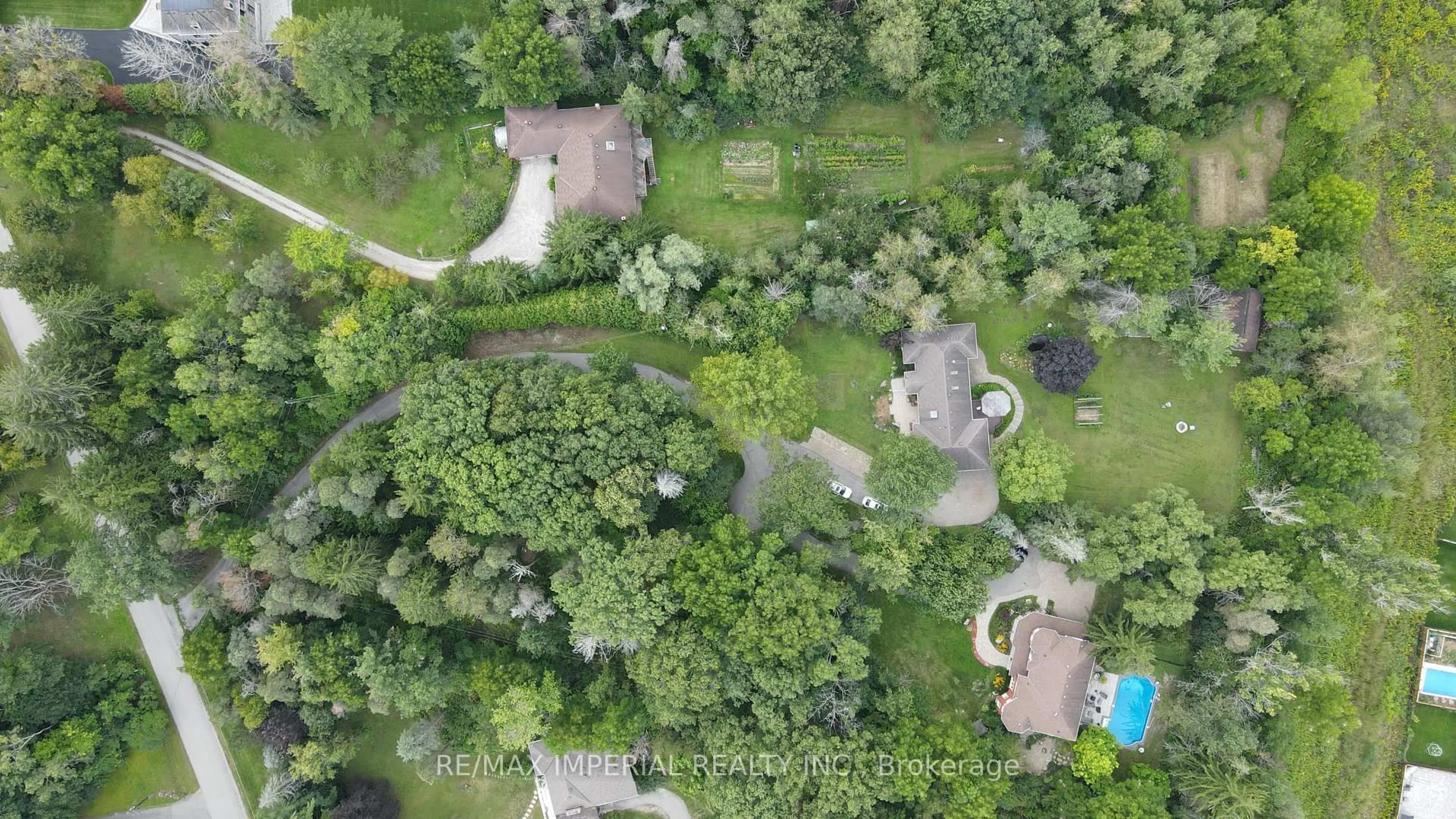 A pic from outside/outdoor area/front of a property/back of a property/a pic from drone, forest/trees view for 282 Ridge Rd, Aurora Ontario L4G 0M3