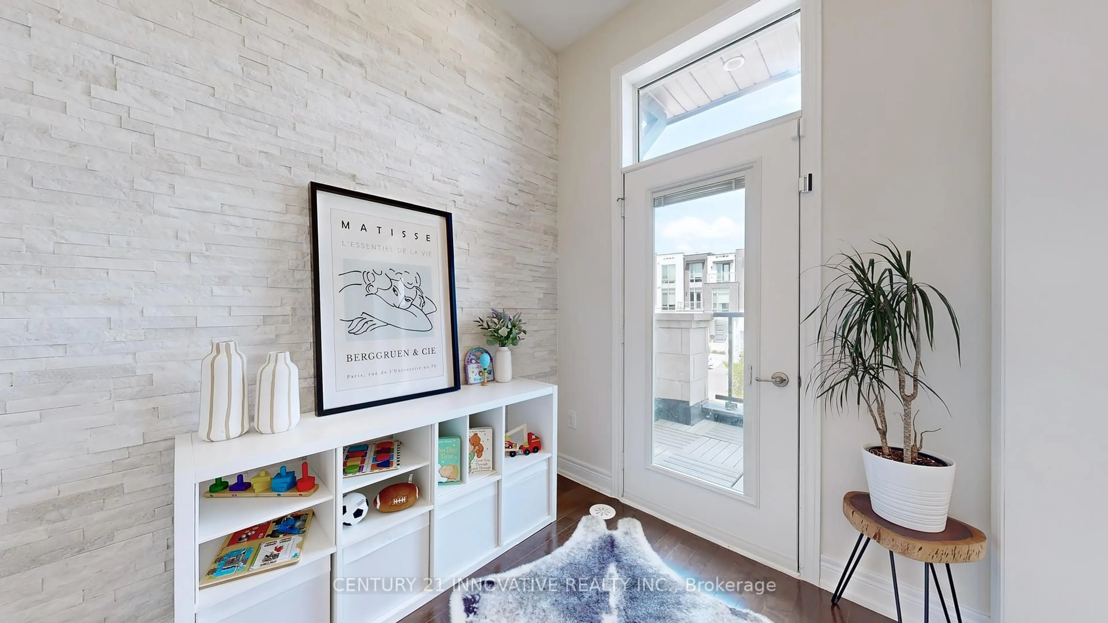 Indoor entryway for 577 Marc Santi Blvd, Vaughan Ontario L6A 4C9