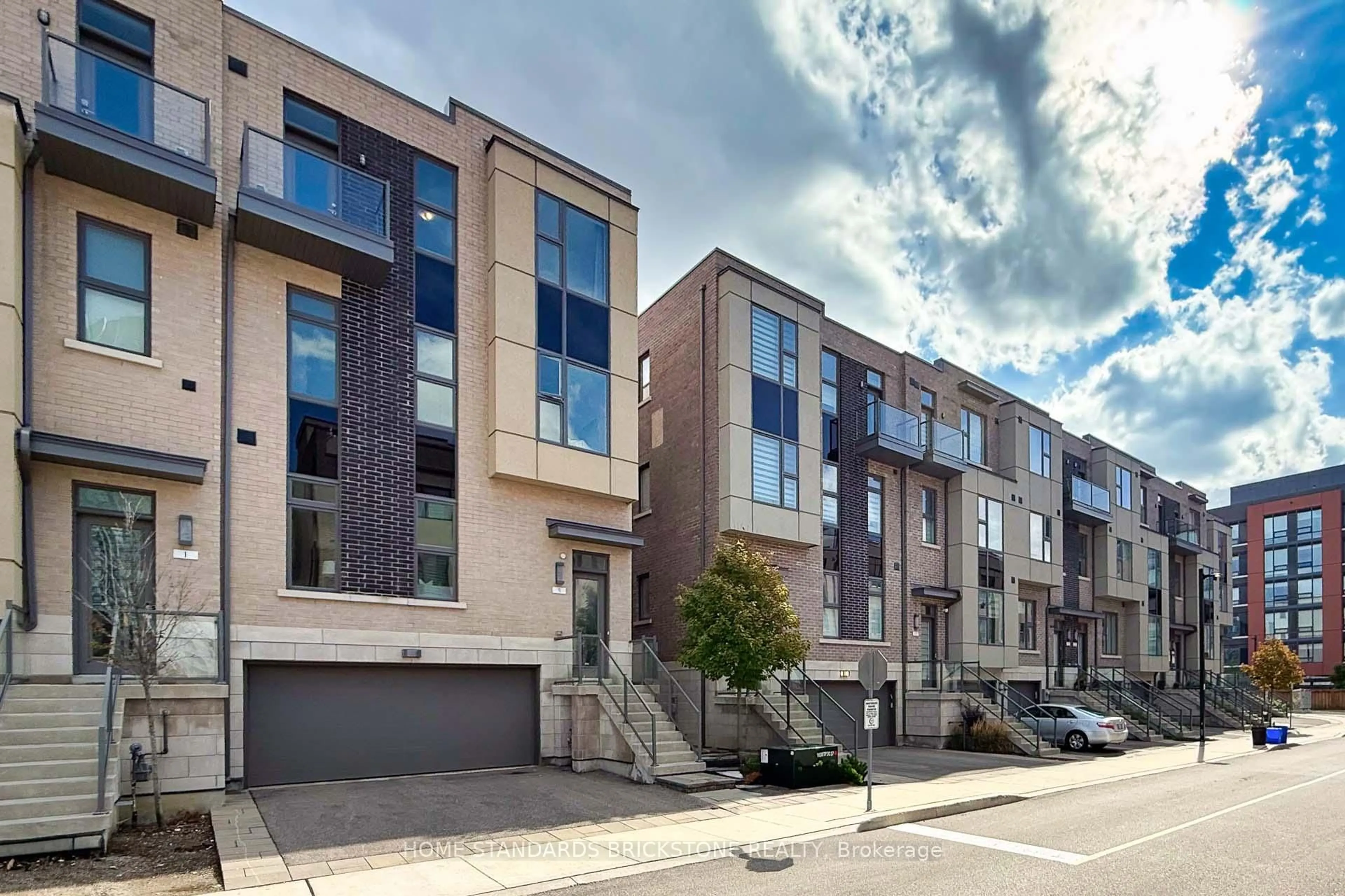 A pic from outside/outdoor area/front of a property/back of a property/a pic from drone, street for 5 Smallwood Circ, Vaughan Ontario L4J 0K7