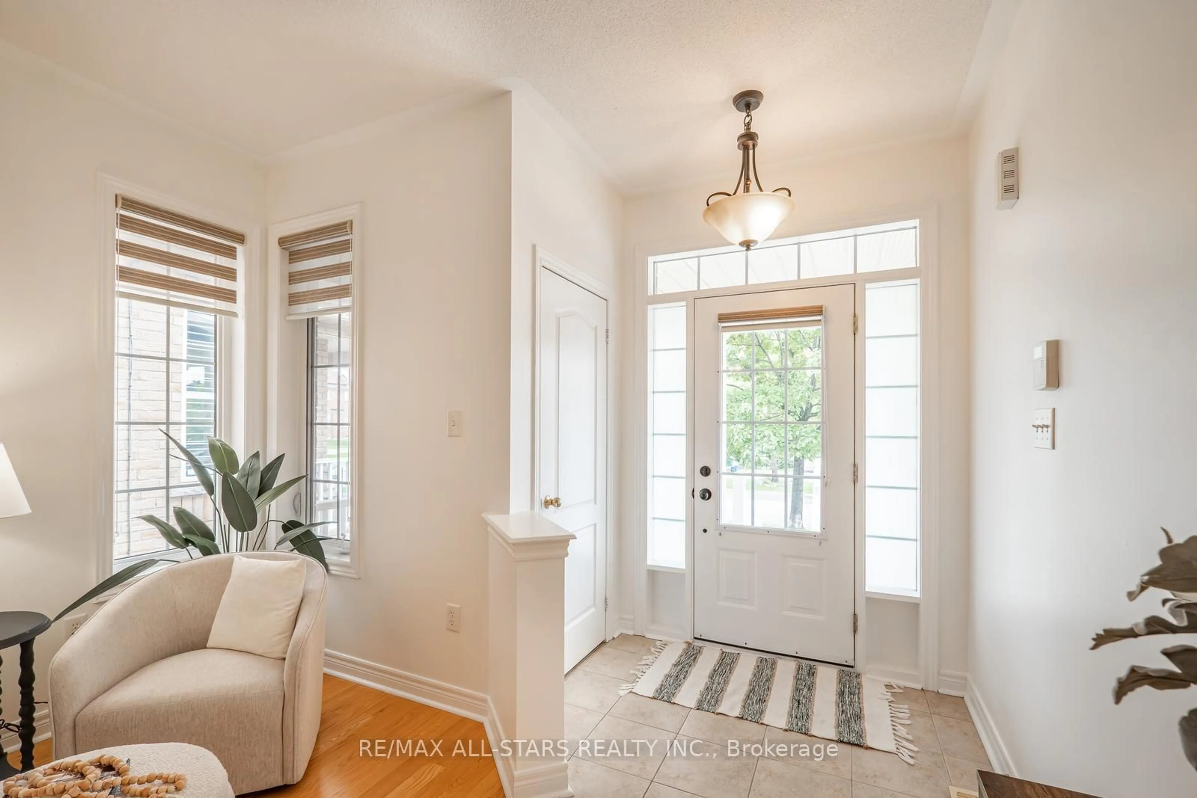 Indoor entryway for 69 Mantle Ave, Whitchurch-Stouffville Ontario L4A 0M8