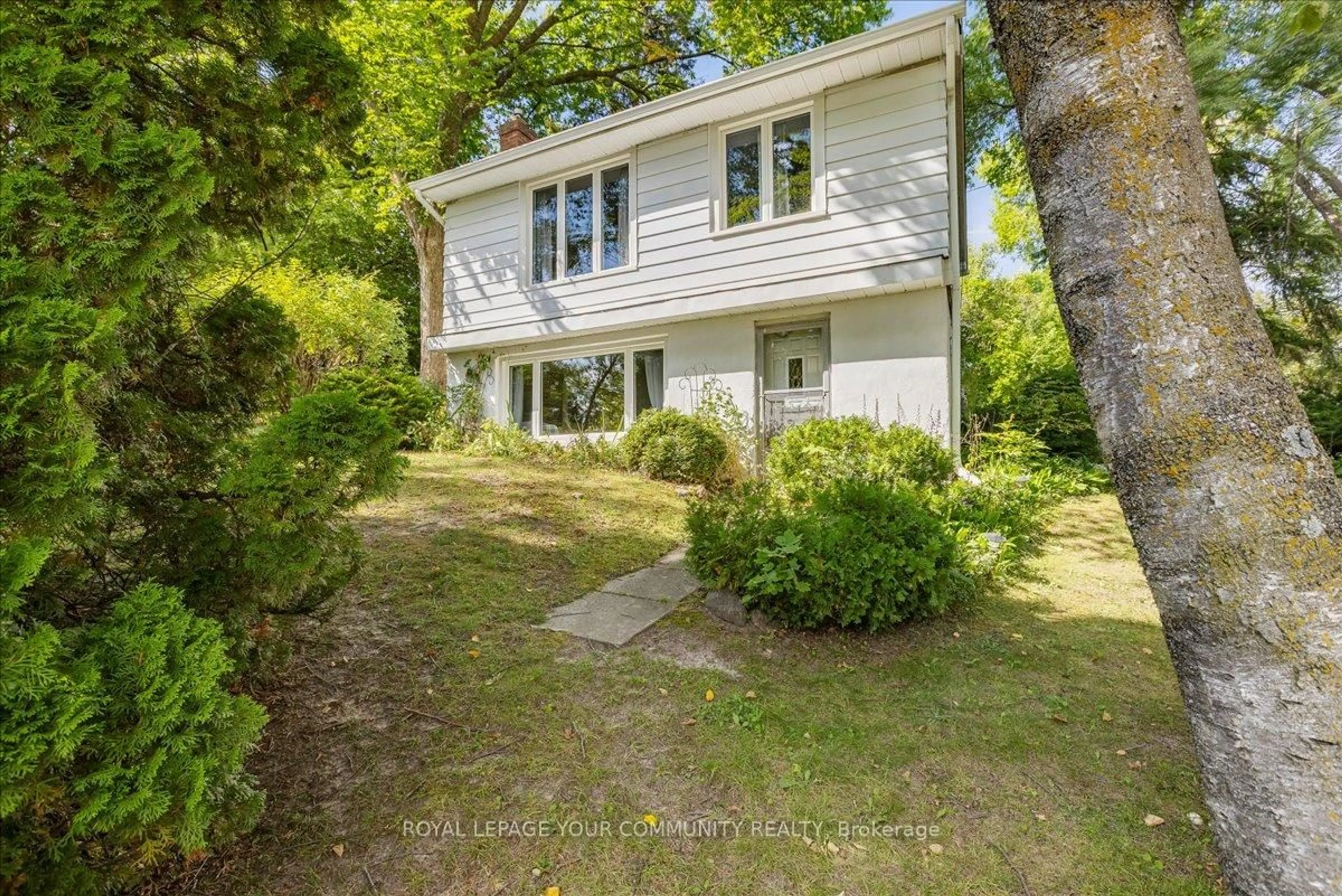 A pic from outside/outdoor area/front of a property/back of a property/a pic from drone, street for 258 Lakeview Blvd, Georgina Ontario L4P 2Y3